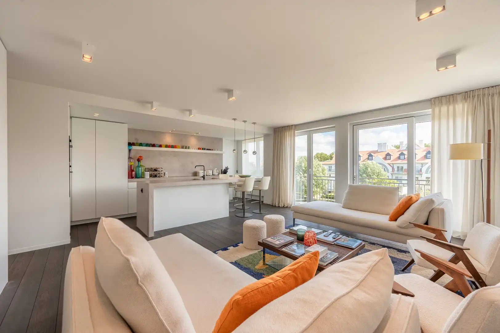 Hedendaags, instapklaar zuidgericht appartement, rustig gelegen in het Zoute. foto {{pictureIndex}}