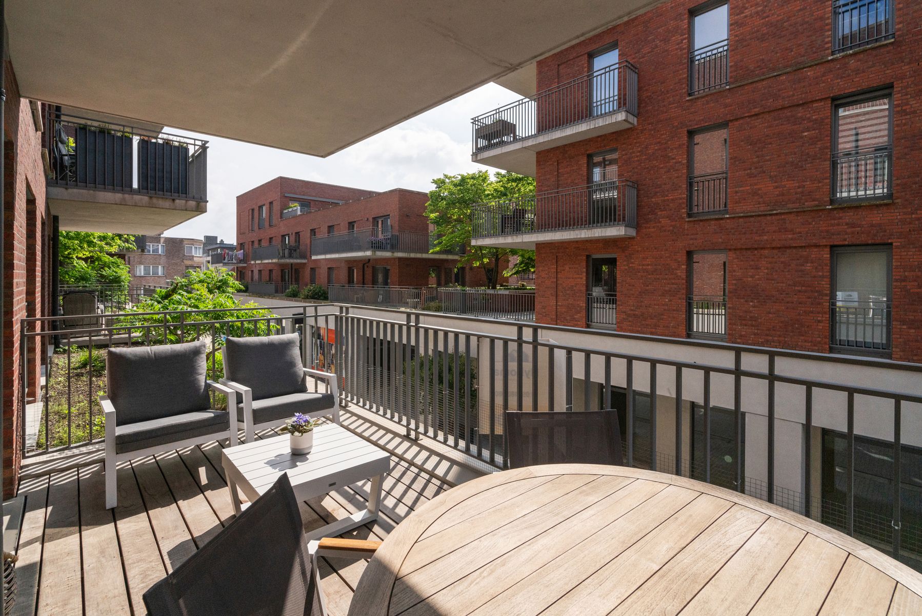 Centraal gelegen appartement met terras en fietsenberging foto 3