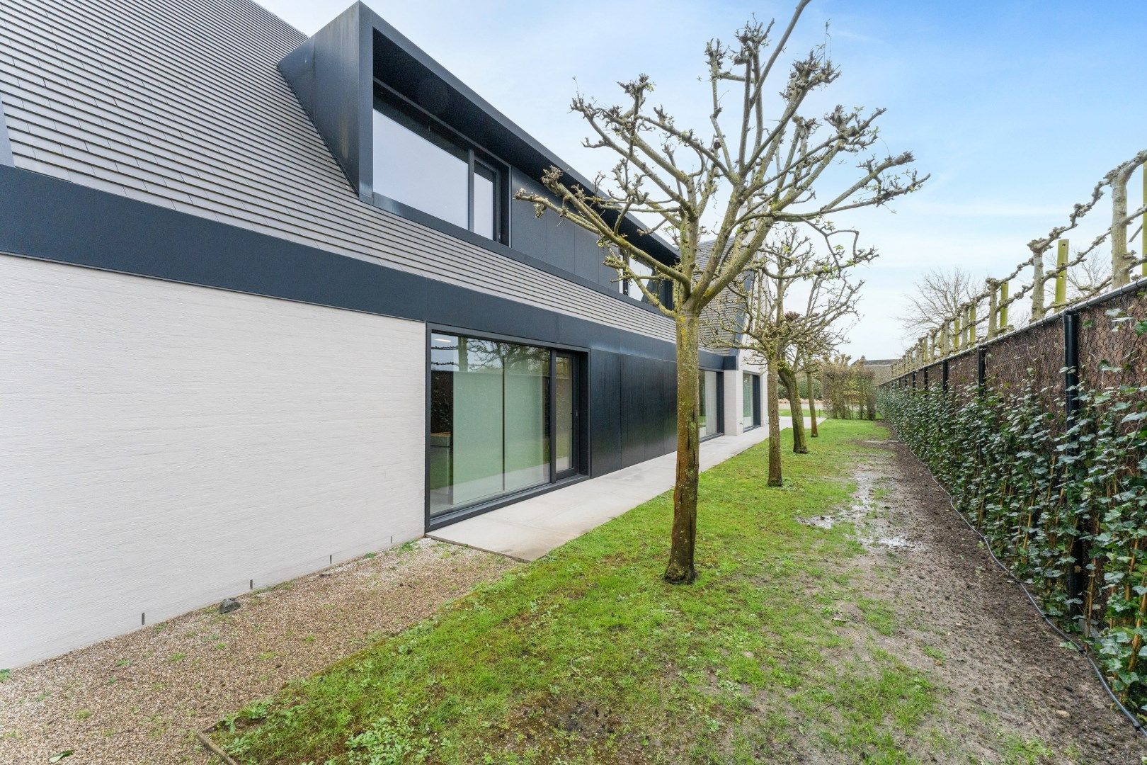 Uitzonderlijk afgewerkte alleenstaande villa  met zwemvijver op een steenworp van Knokke centrum op een zuidgericht perceel van 1.440m². foto 10