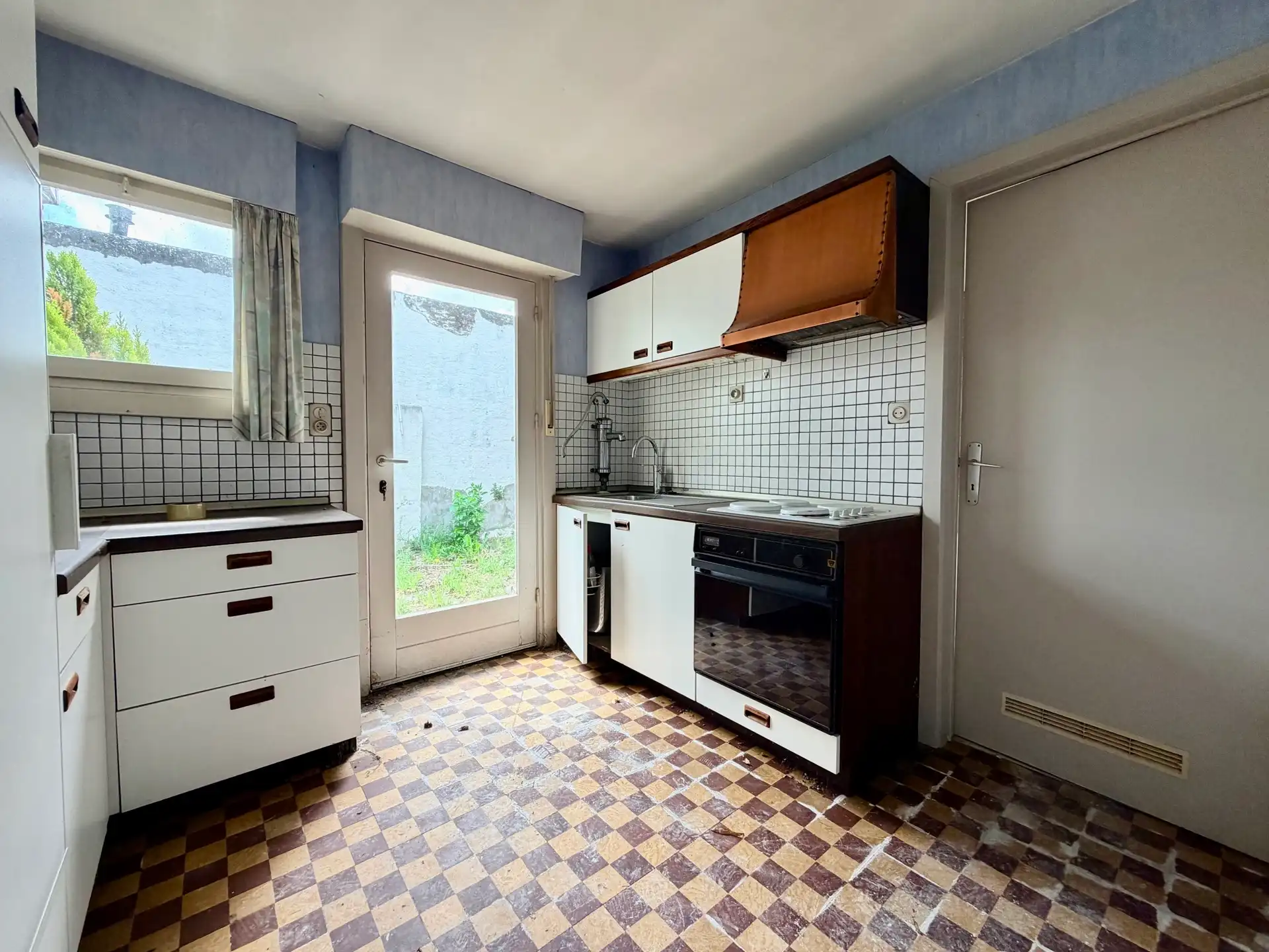 Ruime te renoveren woning met 4 slaapkamers, tuin en garage in Adinkerke te koop. foto 6