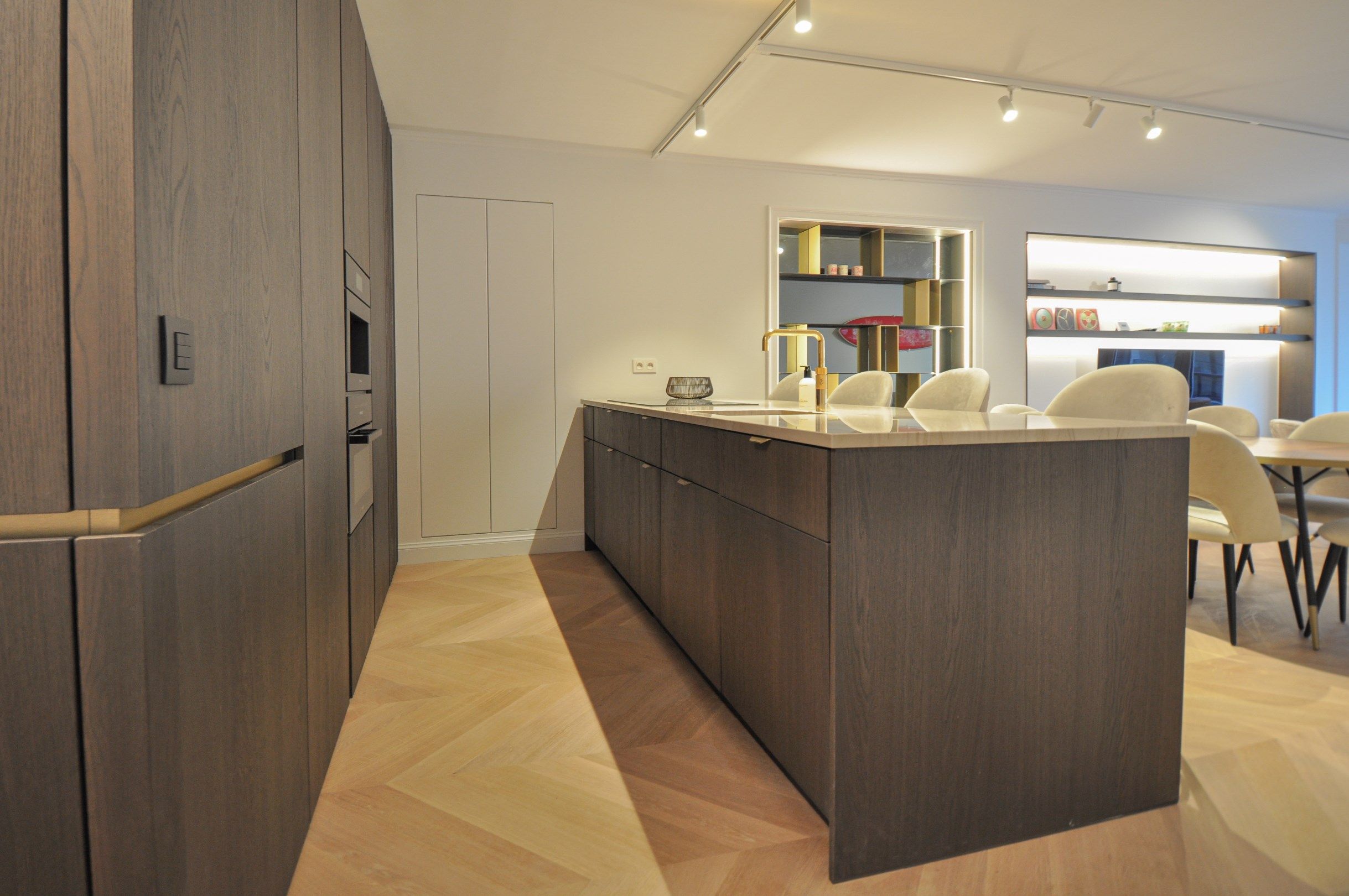 Hoogwaardig volledig gerenoveerd appartement met zijdelings zeezicht en zicht op de Kustlaan. foto 14