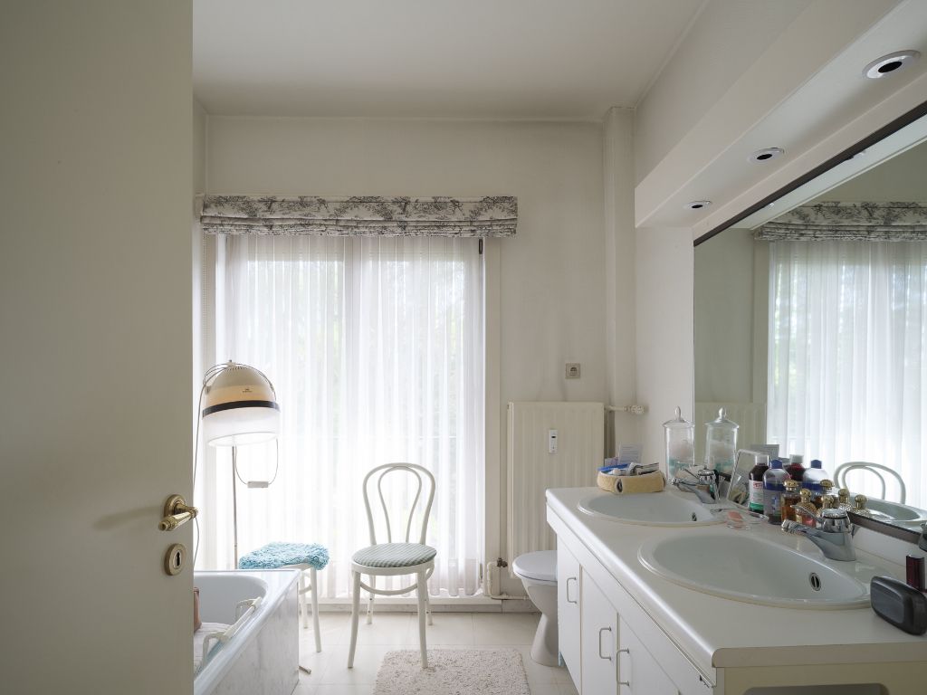 Ruim en stijlvol 4 slpk-appartement (bew.opp. 274 m2) met terras, gelegen op de eerste verdieping van de standingvolle residentie ‘Trianon’ op slechts 10 minuten van 'Centrum Gent'. foto 17