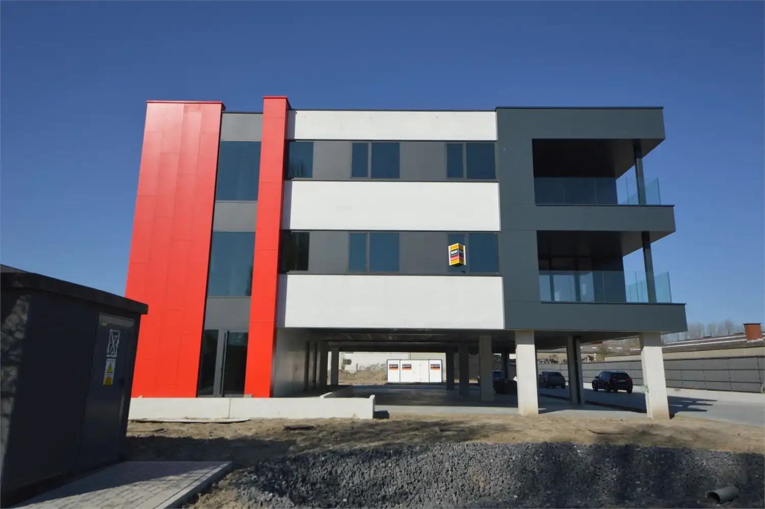 NIEUWBOUWKANTOREN MET PARKING NABIJ E40 foto {{pictureIndex}}