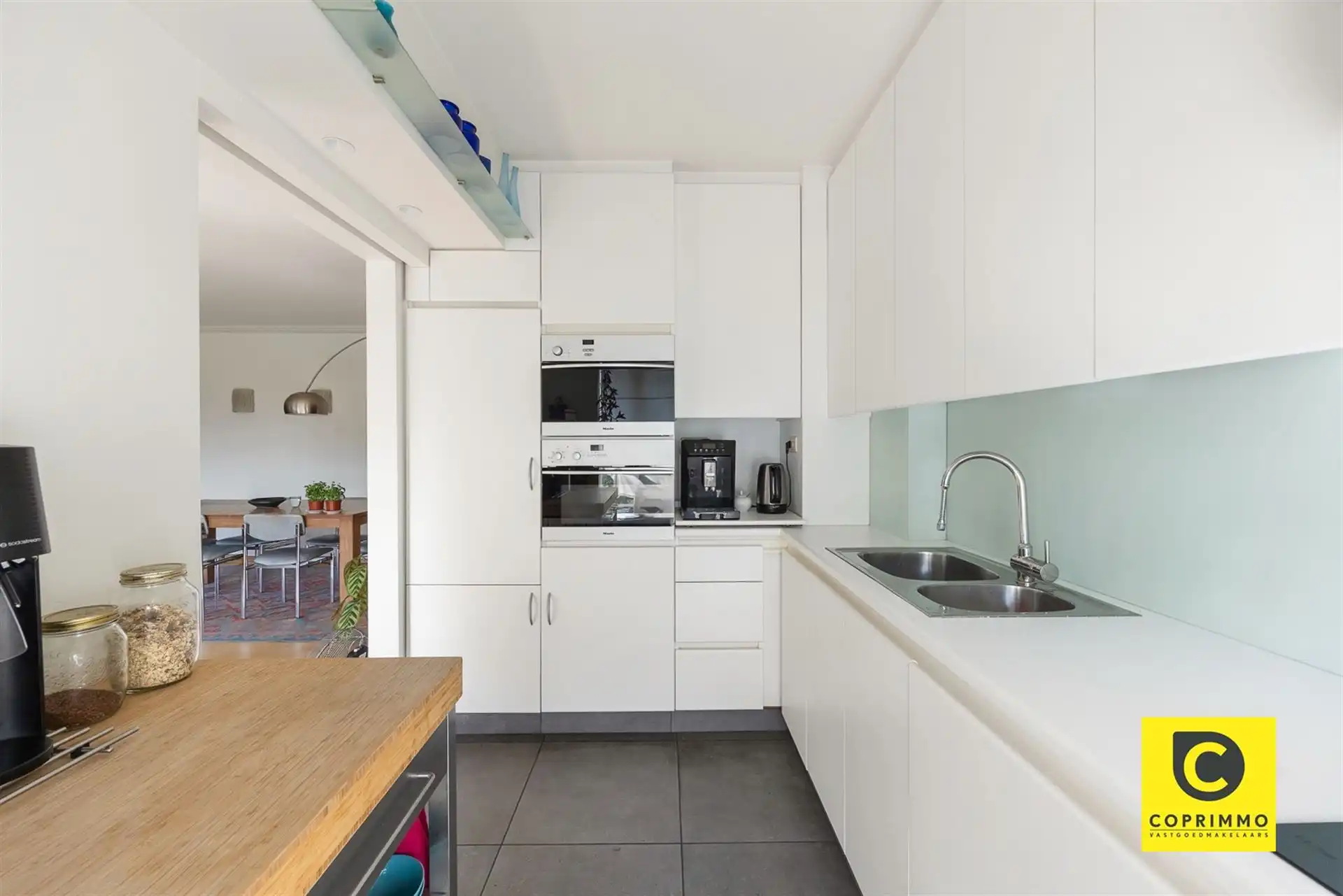 Riant 4 slaapkamer app + garage foto 7
