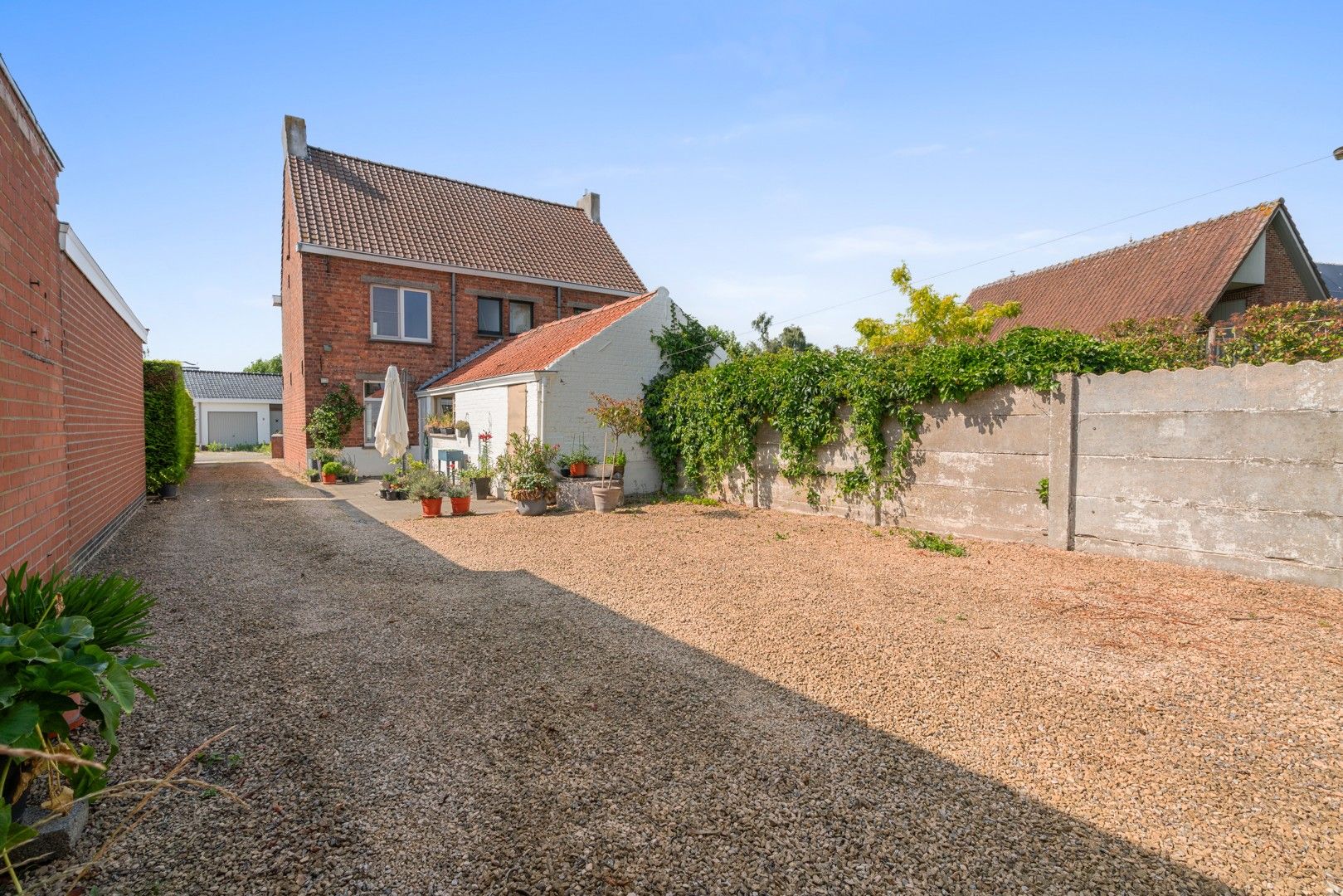 Halfopen woning met tuin en garages in het centrum van Nevele! foto 7