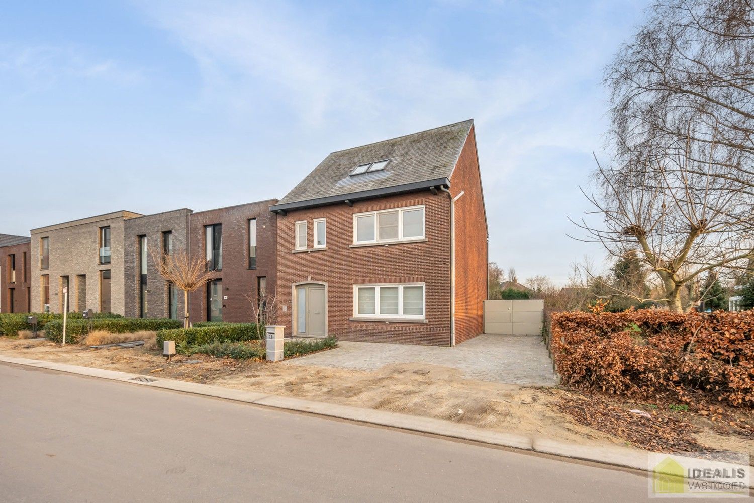 IDEALIS VASTGOED – Instapklare eengezinswoning met een lichtrijke leefruimte, 3 ruime slaapkamers (mogelijks 4), 2 badkamers op een fijn zuid-oost georiënteerd perceel! Deze woning bevindt zich op een perceel van 5a 19ca in een rustige en gezinsvriendelijke woonstraat! foto 3