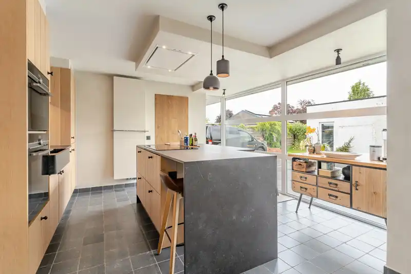 Roeselare-Gits. Opportuniteit aan de Bruggesteenweg gelegen. RUIME LUXE VILLA MET MAGAZIJN & KANTOOR, 4 slaapkamers, uiterst commercieel en zichtbaar. Recent vernieuwd ! foto 13