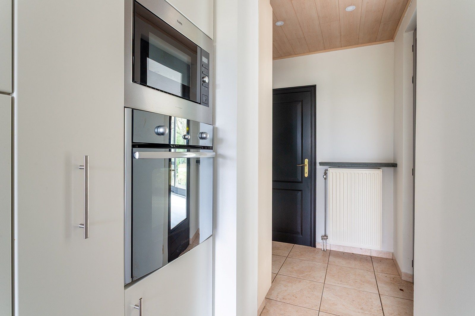 Villa met grote tuin, magazijn én weiland foto 38