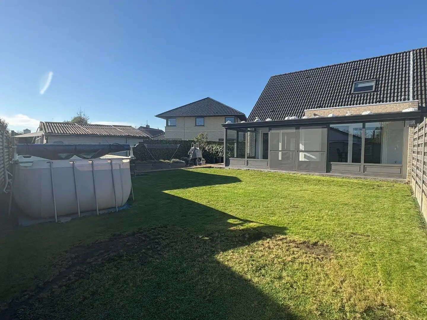 Recentbouw op uiterst rustige ligging met 3 slks, inpandige garage en grote oprit. foto 2