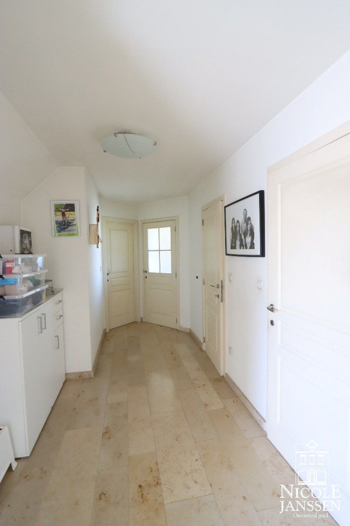 Prachtig en zeer ruim ingedeeld duplex-appartement met gezellig terras in centrum Bree foto 2