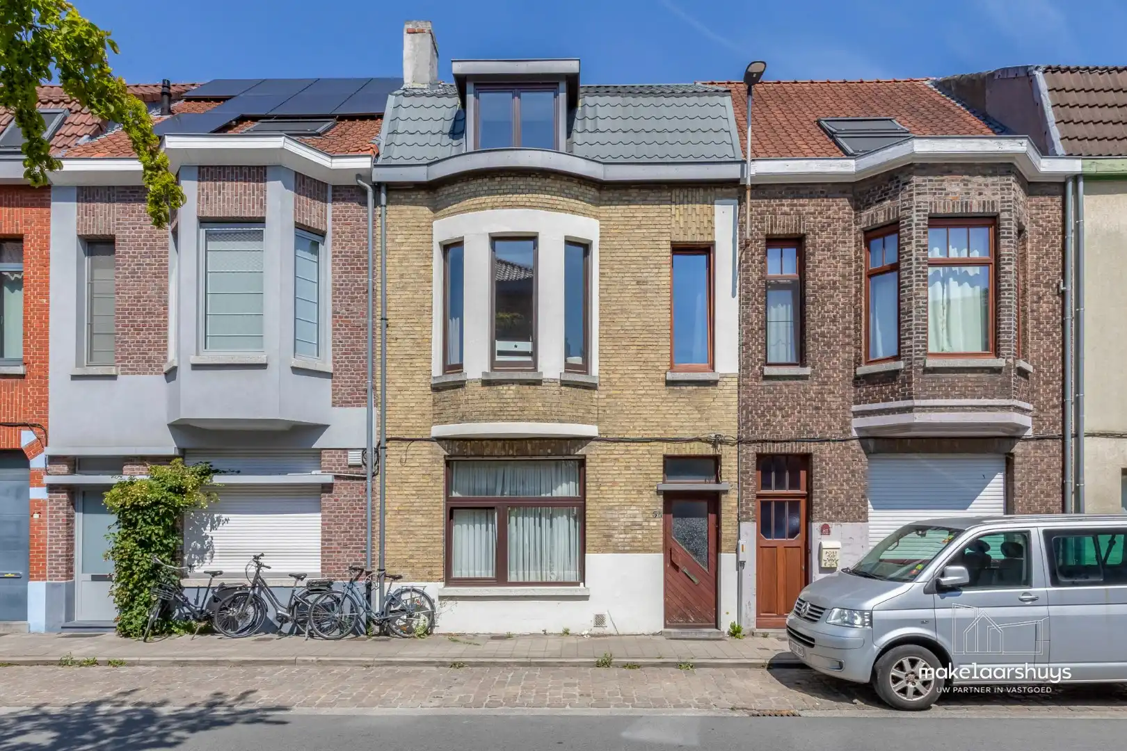 Ruime woning met 4 slpk en aangename tuin te Sint-Amandsberg foto {{pictureIndex}}