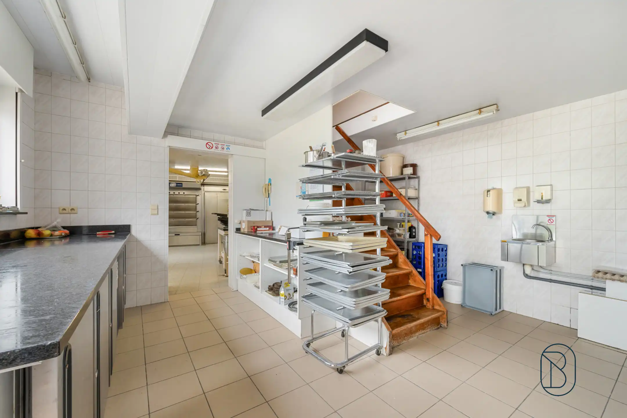 Veelzijdig handelspand met ruime woning in Deerlijk foto 8