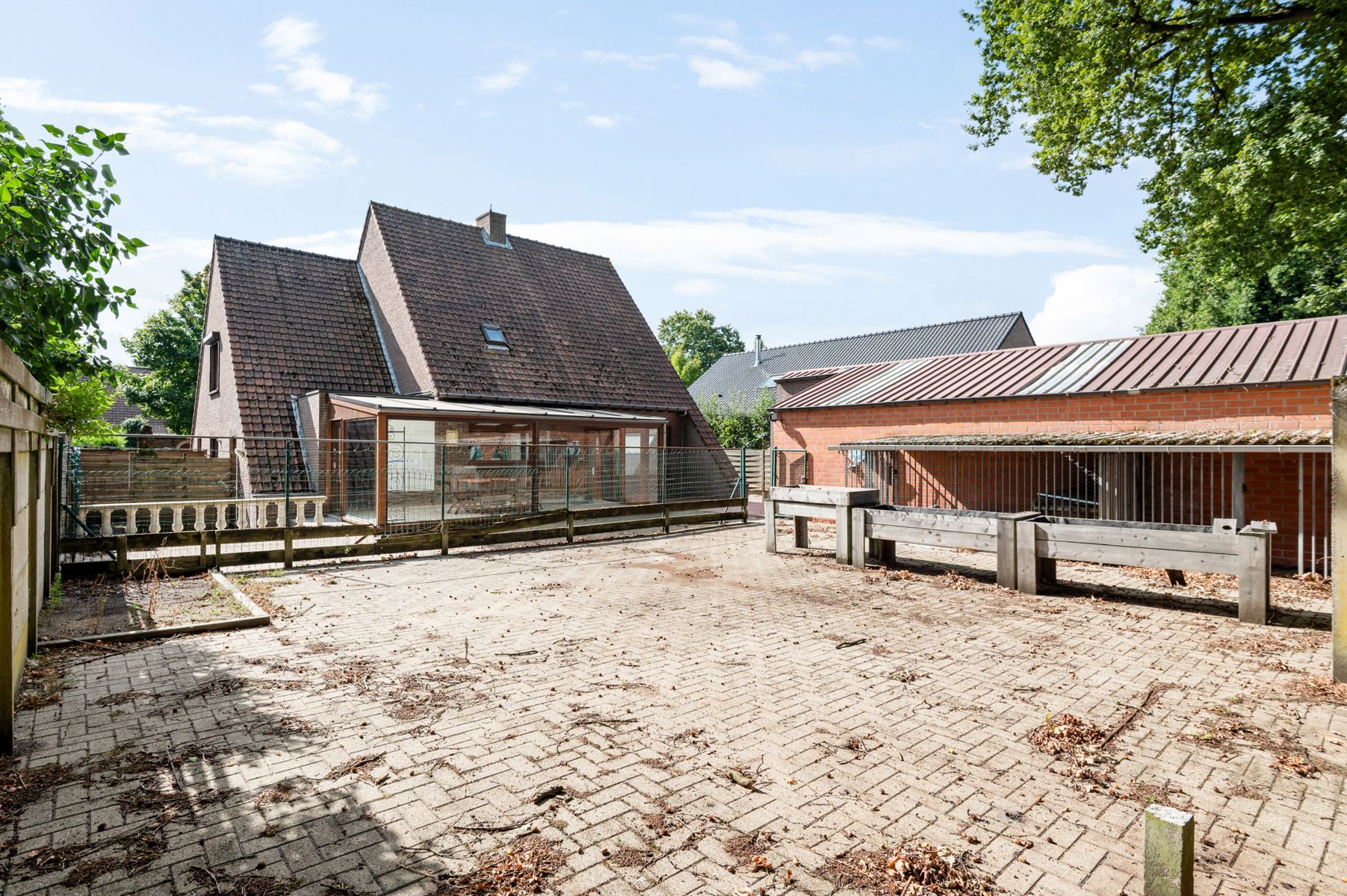 Ruime gezinswoning met bijgebouw en tuin op 694m2 grond foto 4