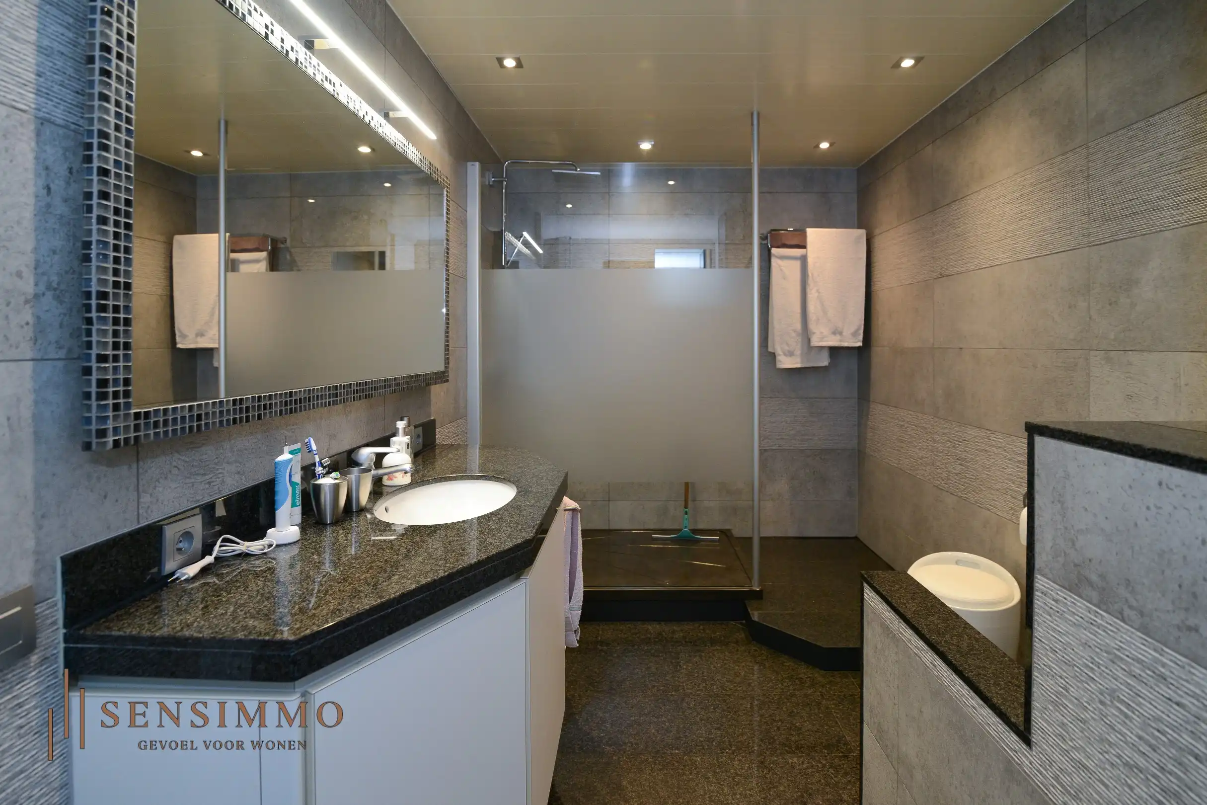 Open bebouwing met 3 slaapkamers op ruim perceel van 13a foto 8