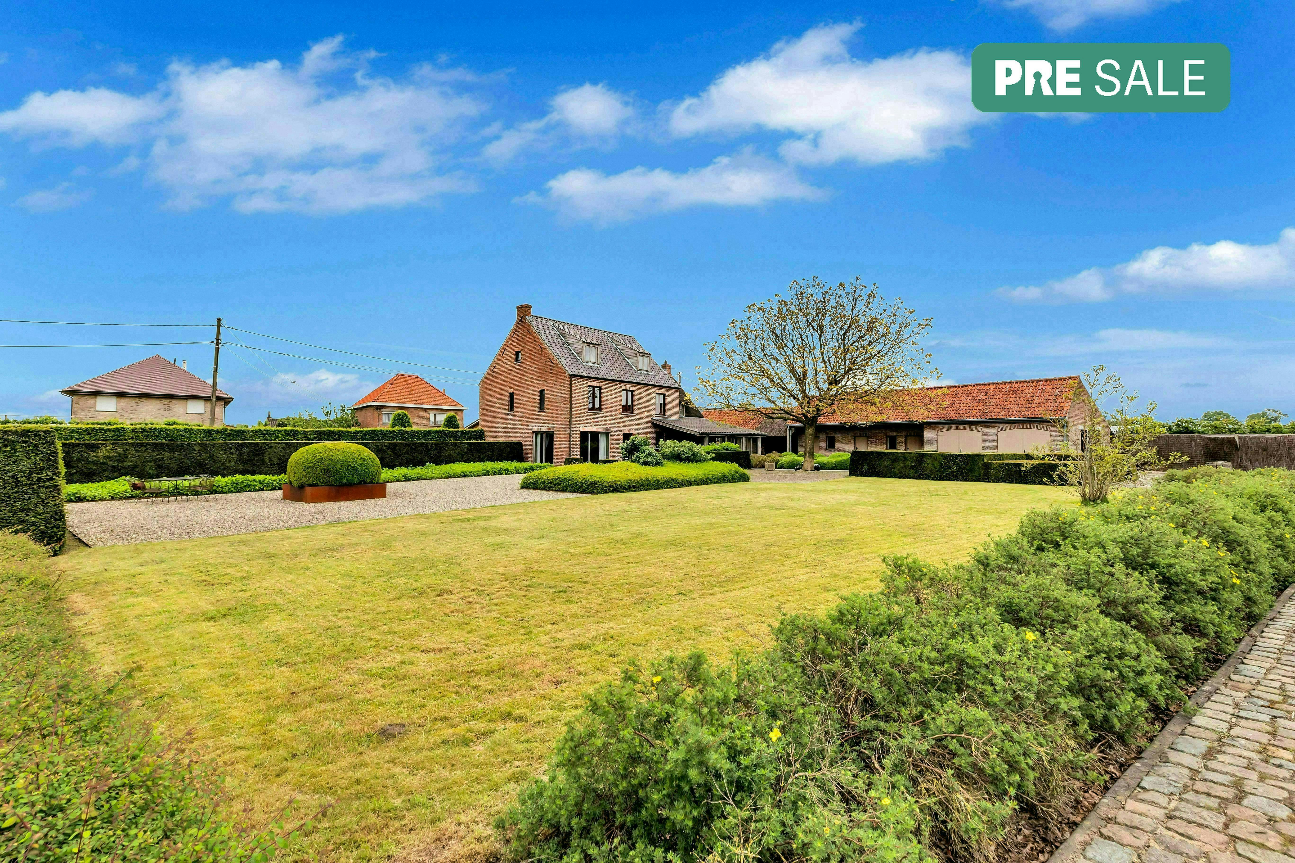 Gerenoveerde, prestigieuze villa te koop in Aartrijke  foto {{pictureIndex}}
