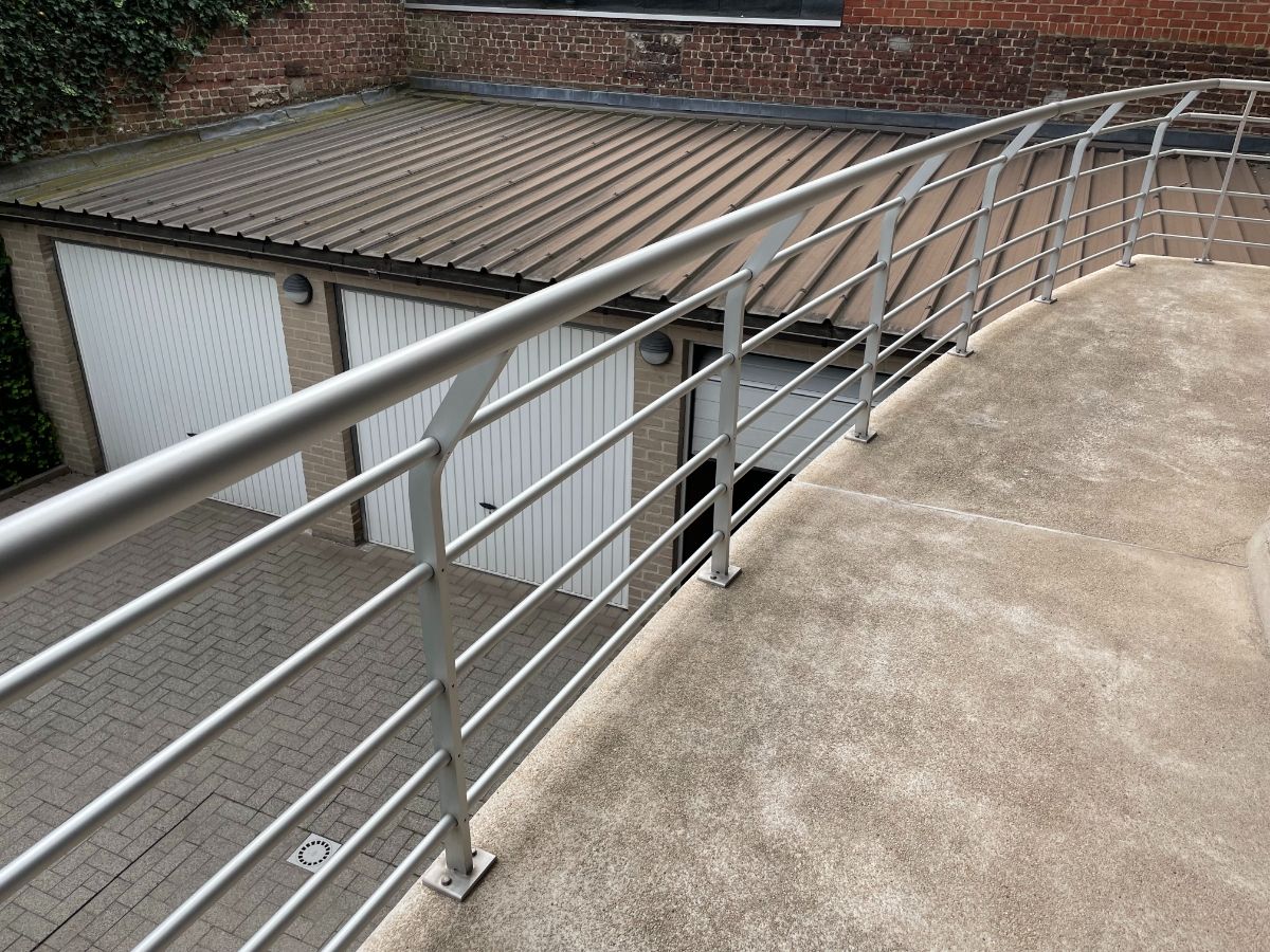 ruim instapklaar twee slaapkamer appartement met groot zongericht terras & gelijkvloerse garage foto 8