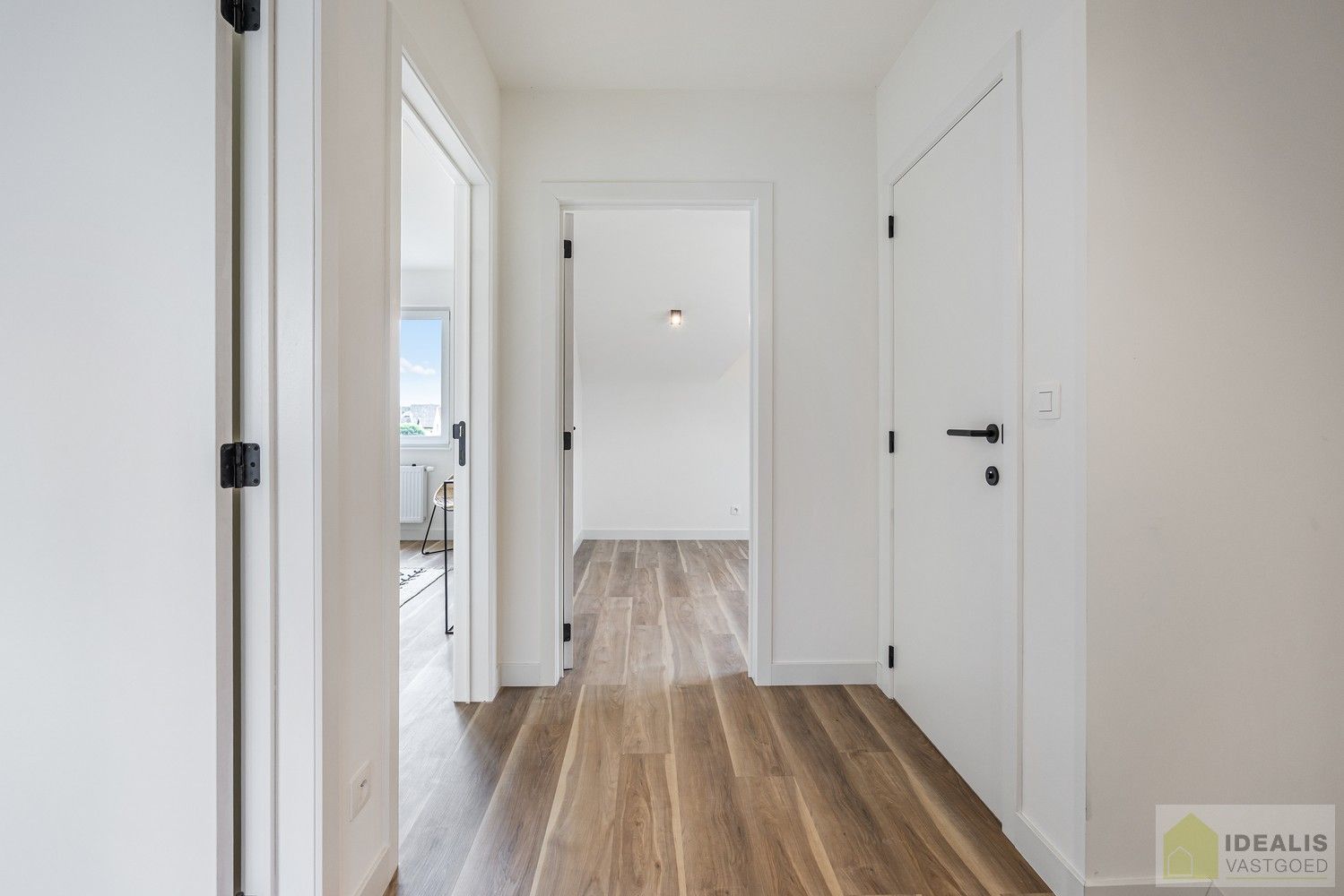 IDEALIS VASTGOED – Schitterend volledig vernieuwde woning met een heerlijke open leefruimte, luxe keuken, 3 ruime slaapkamers, een ruime luxueuze badkamer én een ruime wasplaats! Dit heerlijke huis bevindt zich op een volledig nieuw aangelegd perceel van 7a 88ca vlakbij het centrum van Hamont-Achel, op slechts enkele minuten van de Nederlandse grens - EEN MUST VISIT! - foto 32