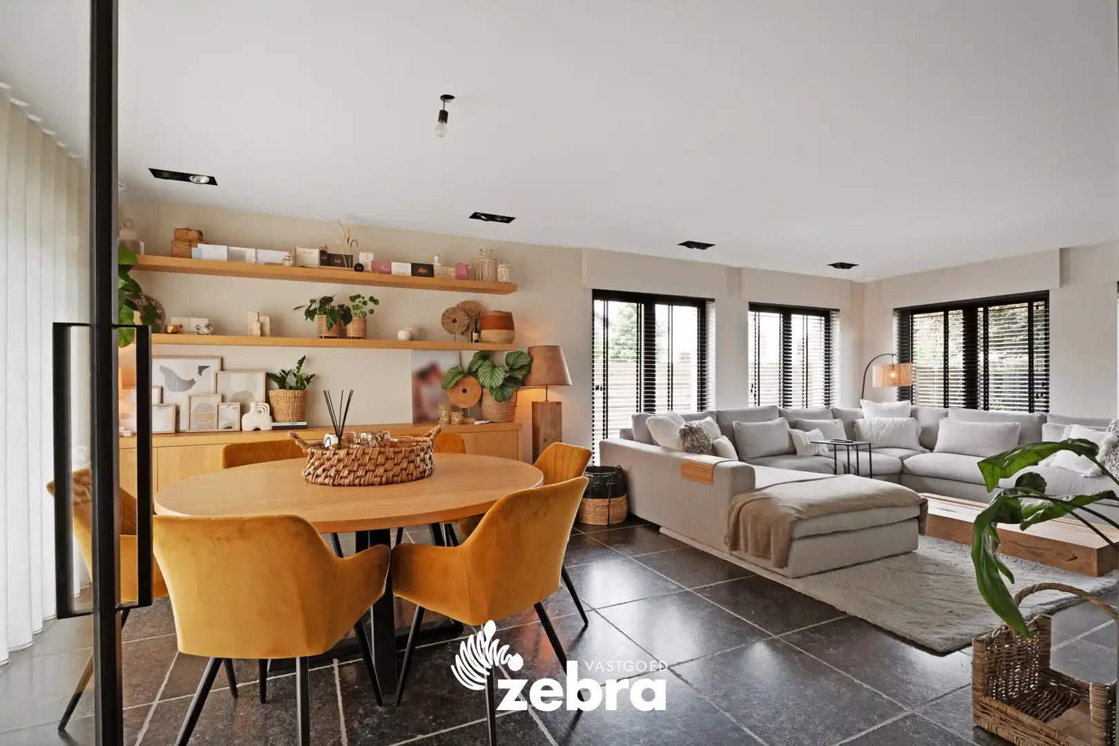 Ruime loods van ± 600 m² met instapklare woning te Oostrozebeke! foto 8