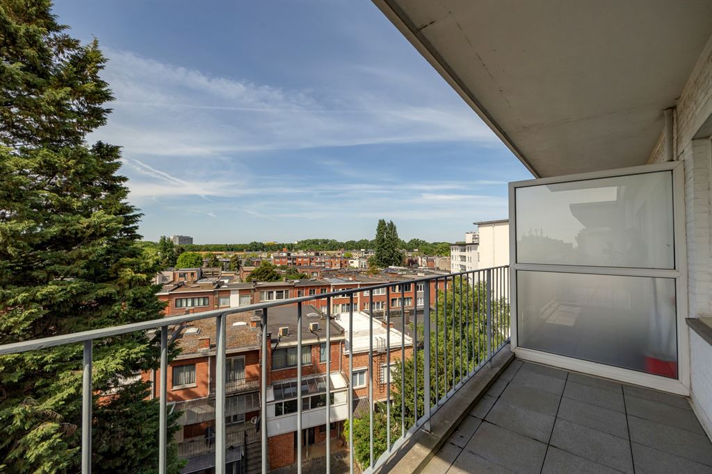 Lichtrijk, op te frissen appartement  foto 12