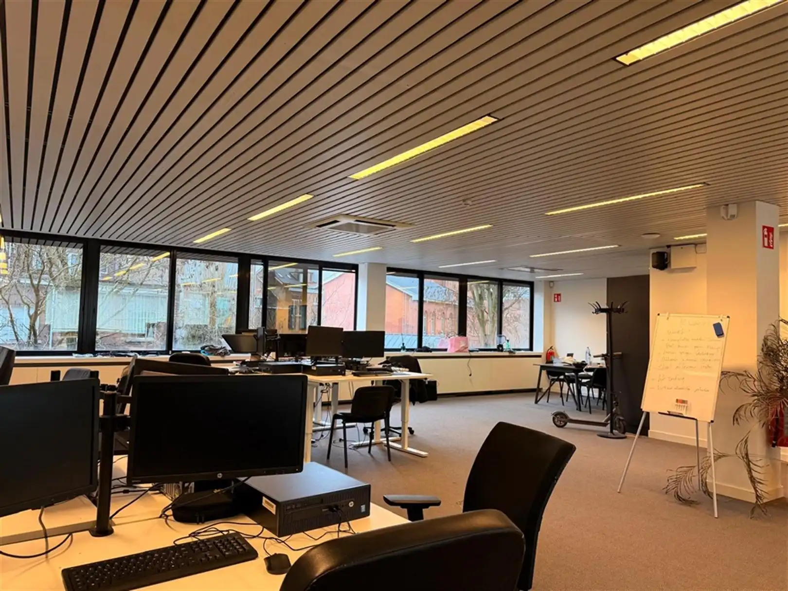 Instapklare kantoren (172m² en 312m²) te huur met uitstekende bereikbaarheid foto 4