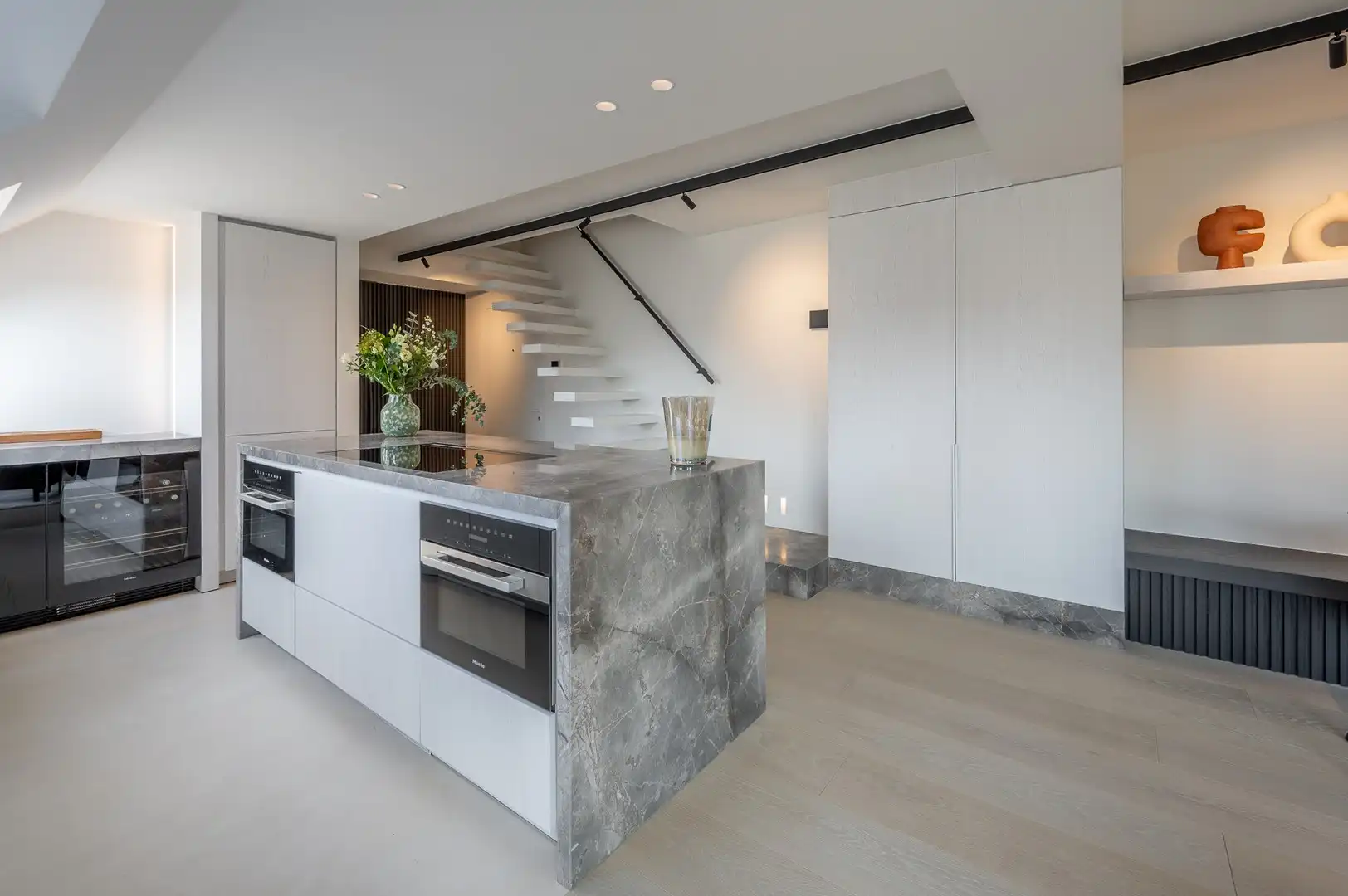 Zonnig gerenoveerd appartement met zuidwest gericht terras en open zicht op wandelafstand van het strand in hartje Zoute. foto 8