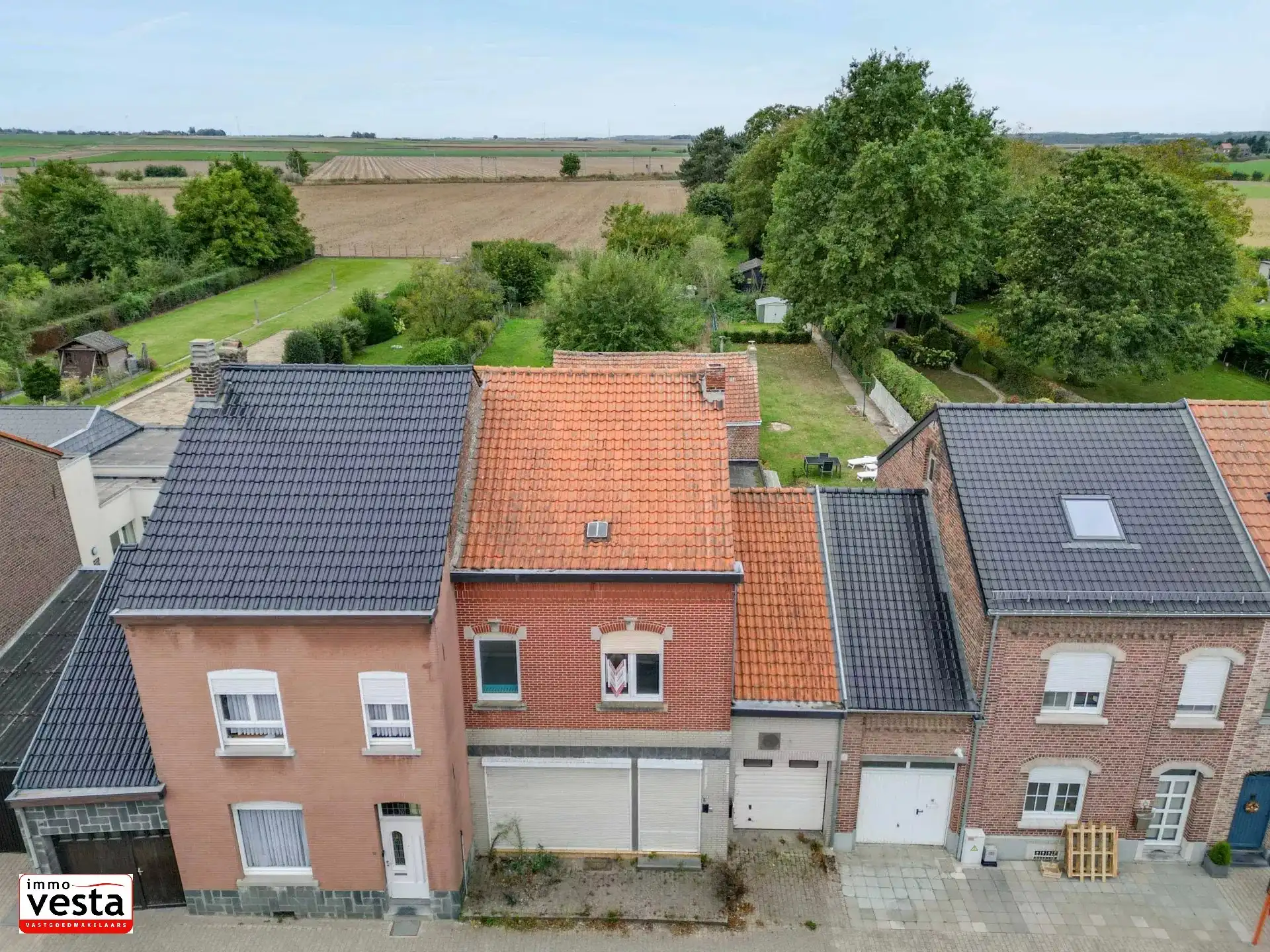 Handelspand met woonst op groot perceel foto 2