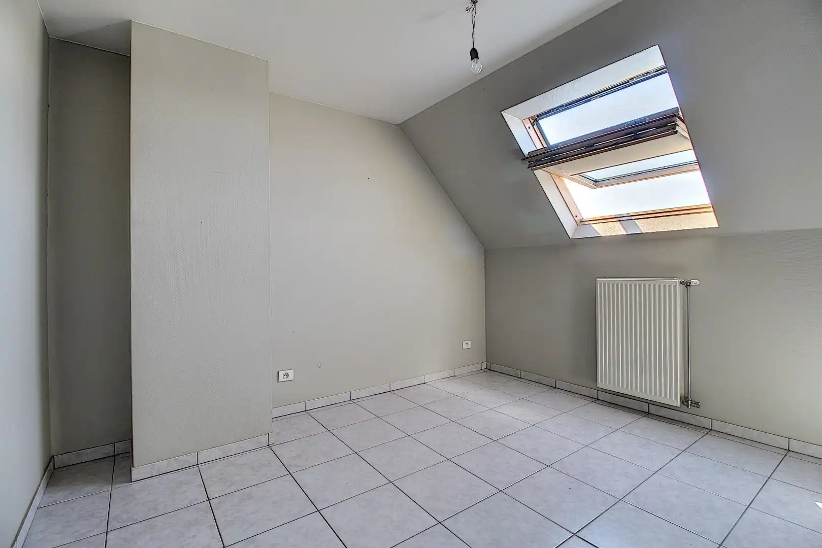 Zonrijk, ruim appartement met 1 slaapkamer en garage! foto 7