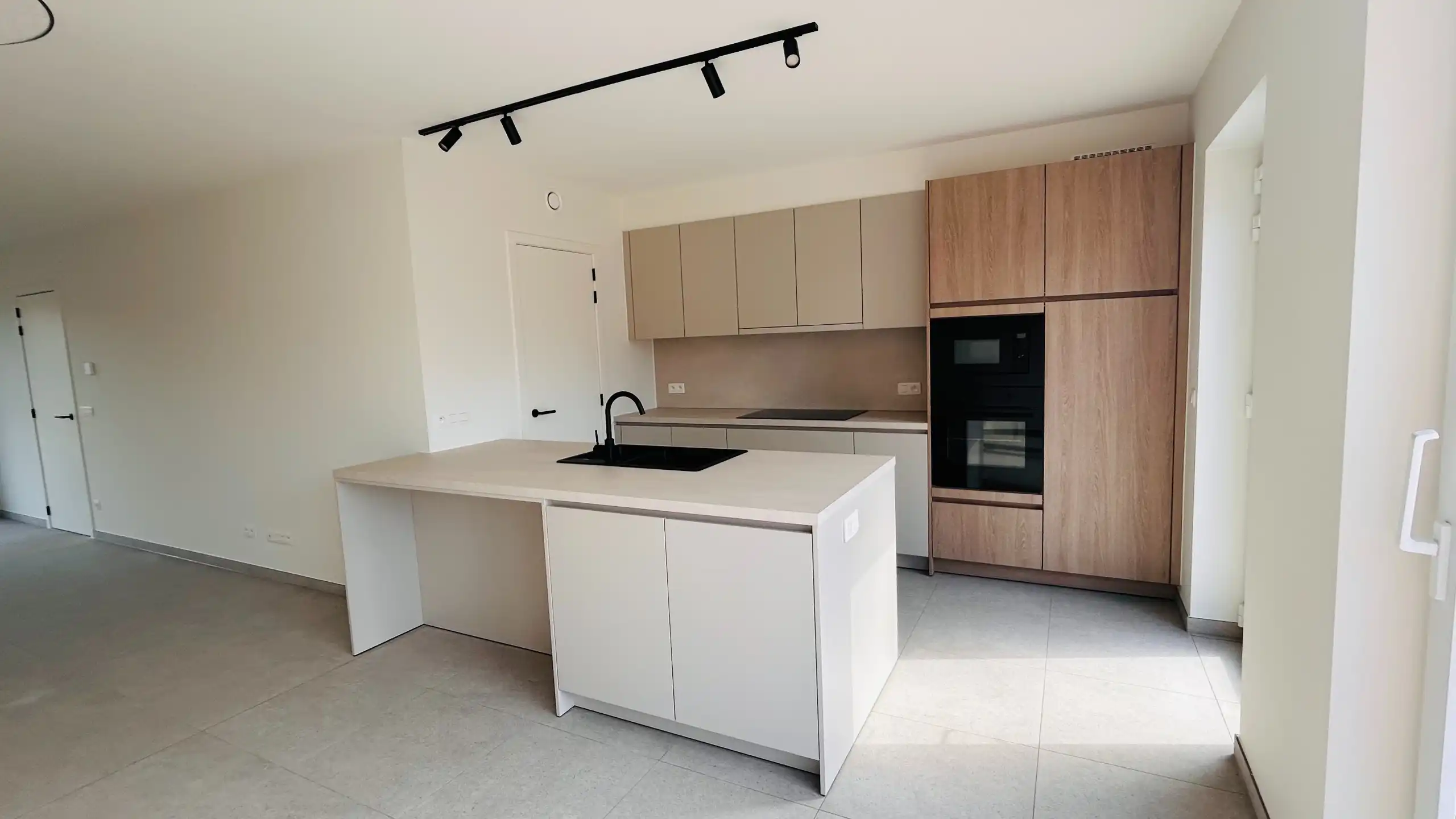 Ruime nieuwbouwwoning met 3 slaapkamers en eigen parkeerplaats in groene woonwijk De Weverie foto 3