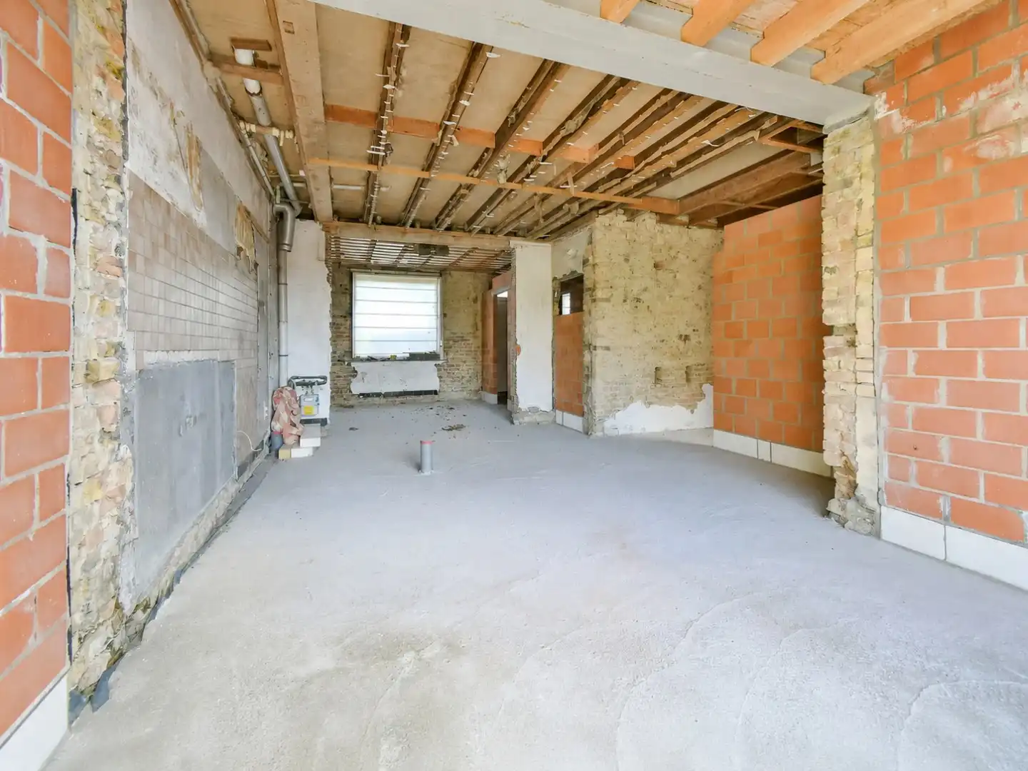 Ruwbouwwoning met tal van mogelijkheden in rustige ligging te Kortemark! foto 2