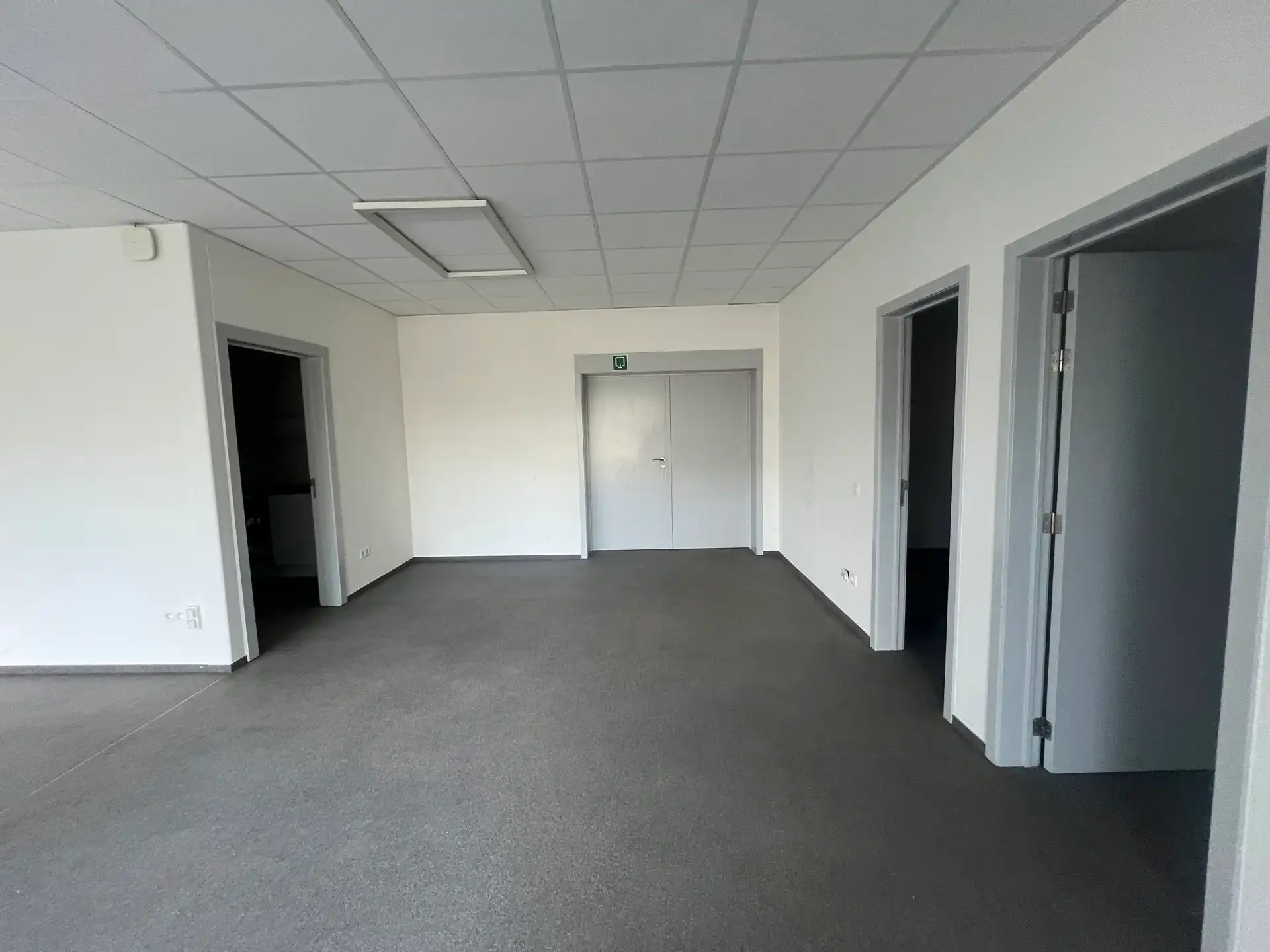 Bedrijfsgebouw met kantoren en woning in Houthalen foto 7