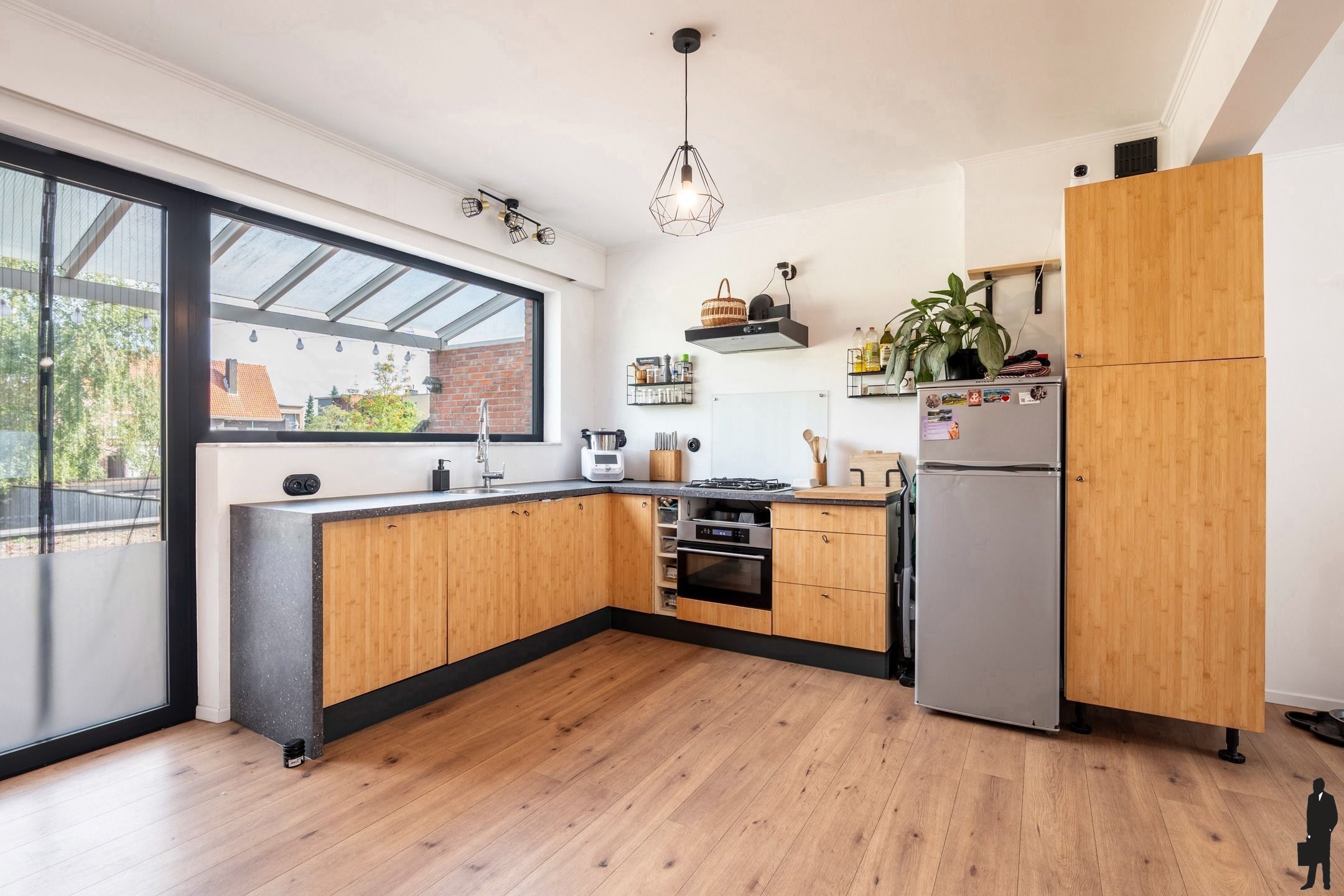 Bel-etage woning met 3slks, inpandige garage en hobbyruimte foto 3