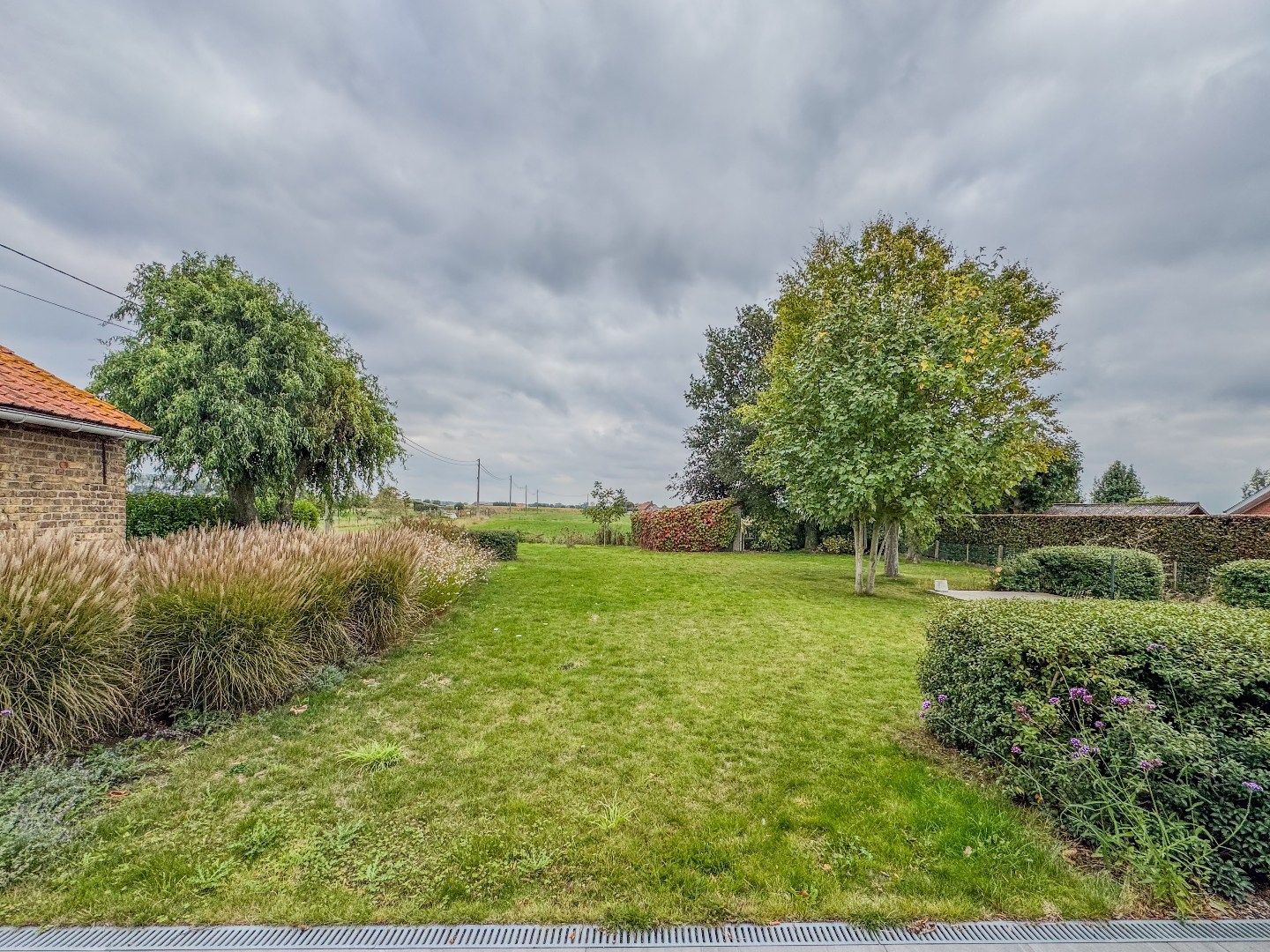 Prachtig gerenoveerde woning met 4 slaapkamers, dubbele carport en tuin. foto 24