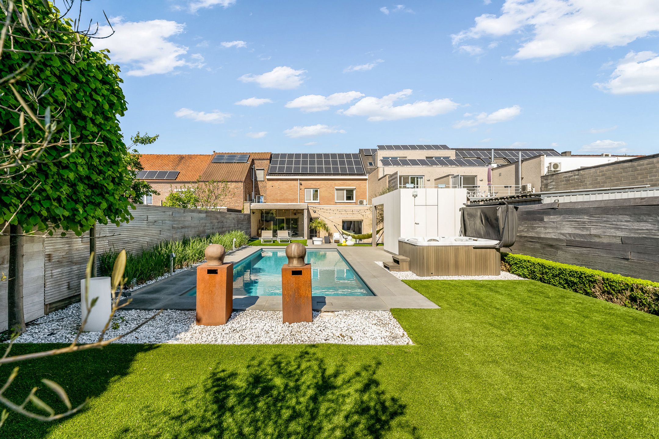 Exclusieve woning met zwembad en elegante tuin foto 5