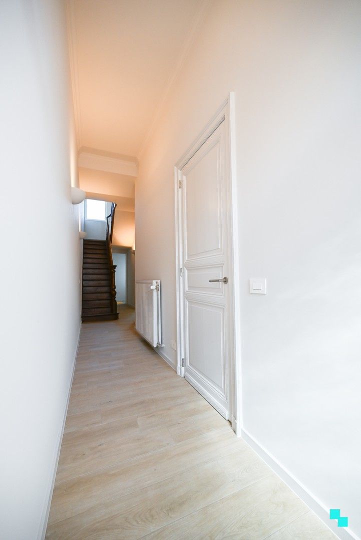 Prachtig & compleet gerenoveerde burgerwoning in hartje Izegem foto 3