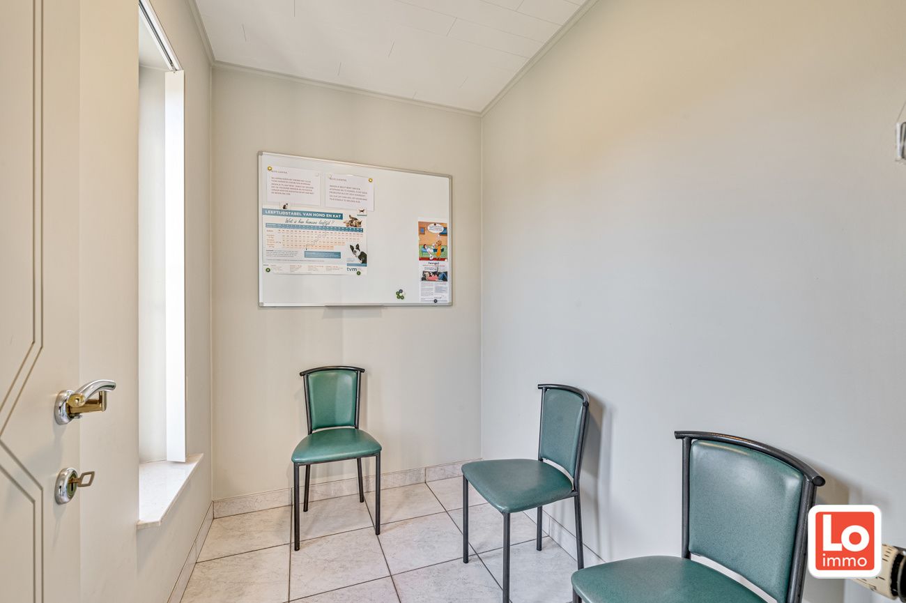 VERKOCHT!! Heel ruime degelijke open woning met praktijkruimte, inpandige garage en ruime gerenoveerde schuur met heel wat potentieel gelegen op een gemakkelijk bereikbare locatie tussen Oostakker en Lochristi! foto 29
