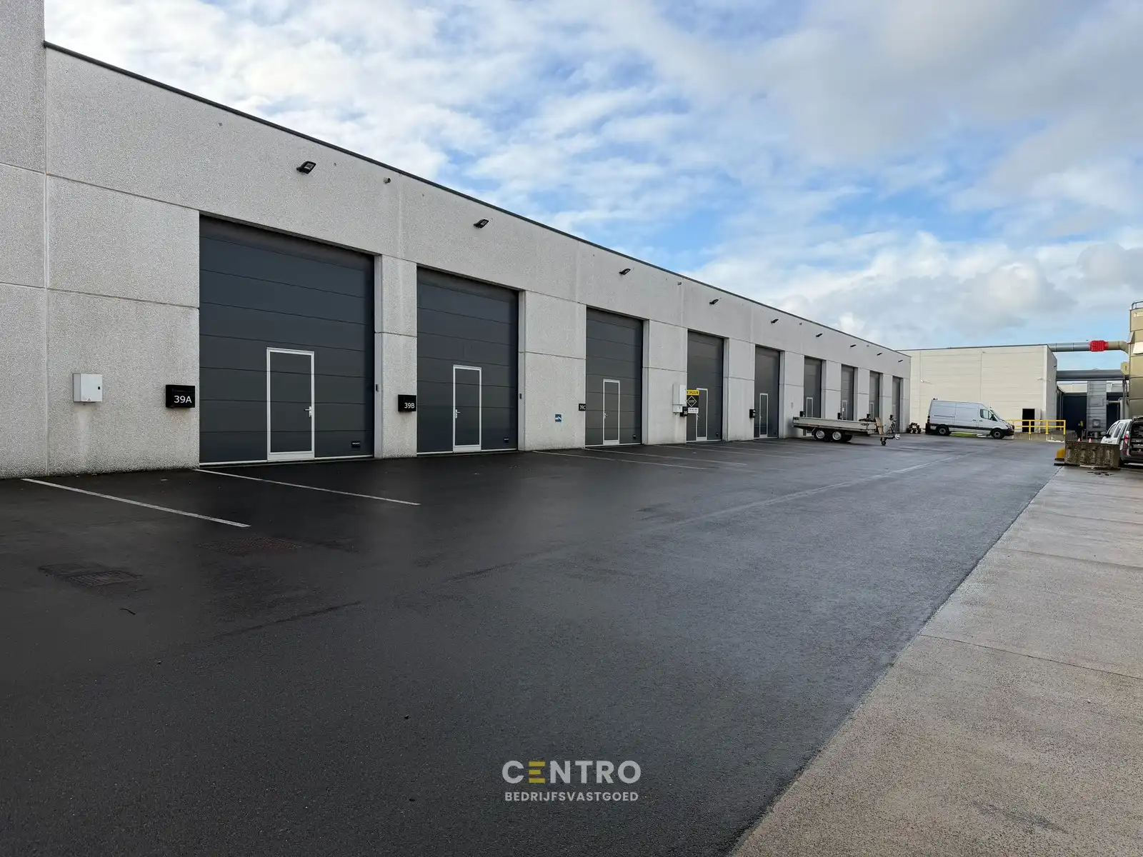 Geïsoleerde NB OPSLAGRUIMTE (±122m²) met hoge sectionaalpoort en private parking voor de deur. Op ambachtelijke zone te Maldegem. foto 6