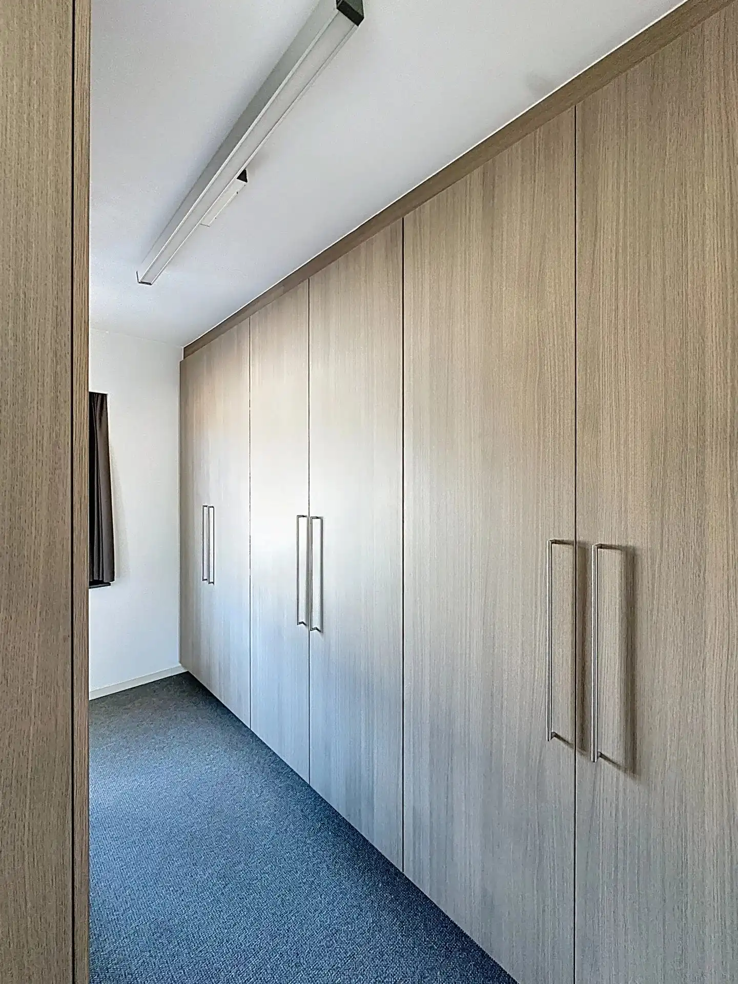 Zeer ruim en luxueus appartement met 2 slaapkamers, terras, tuin en overdekte staanplaats. foto 18