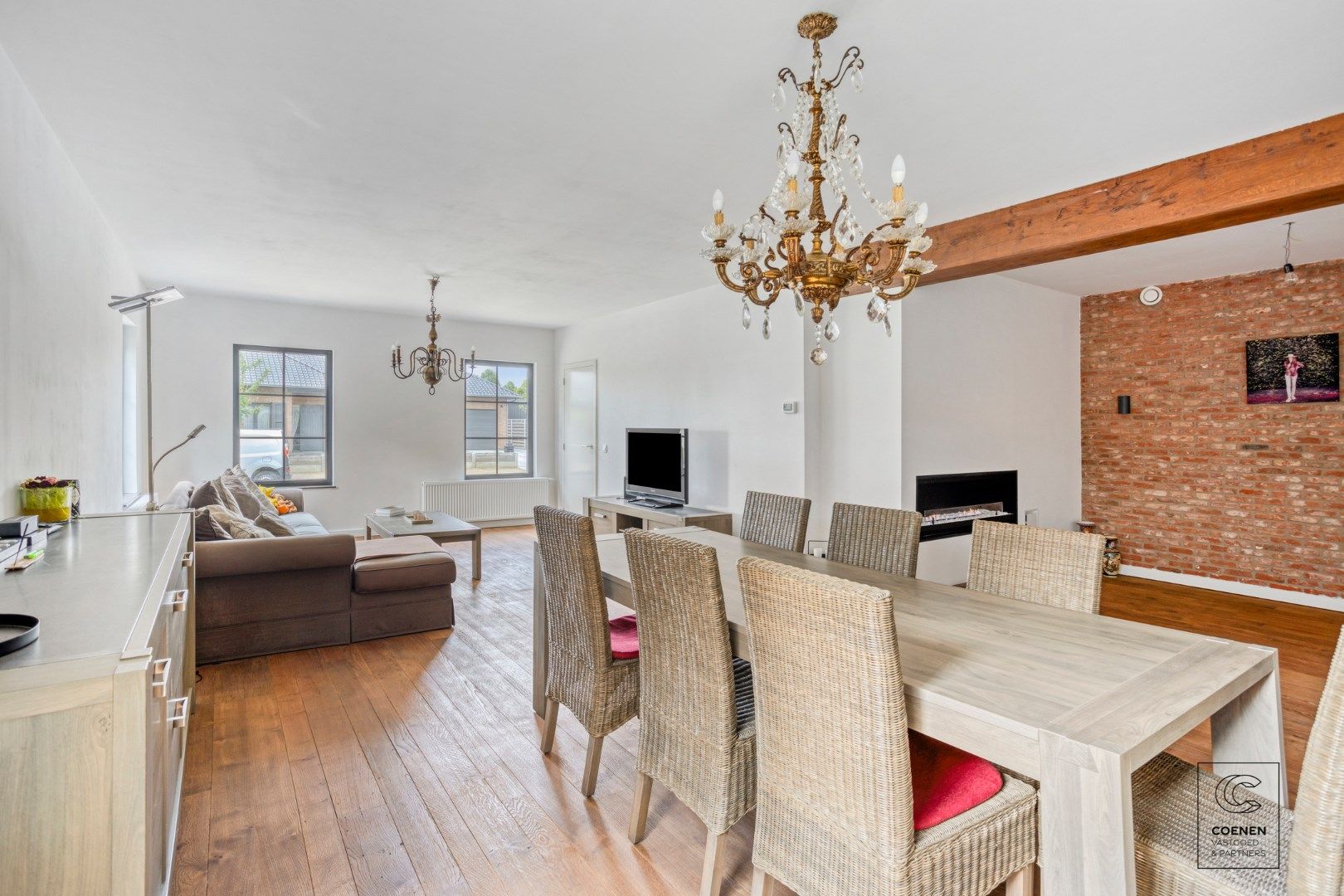 Prachtig, volledig gerenoveerde villa van 351 m² en 6 slaapkamers op een uiterst rustige locatie! foto 6