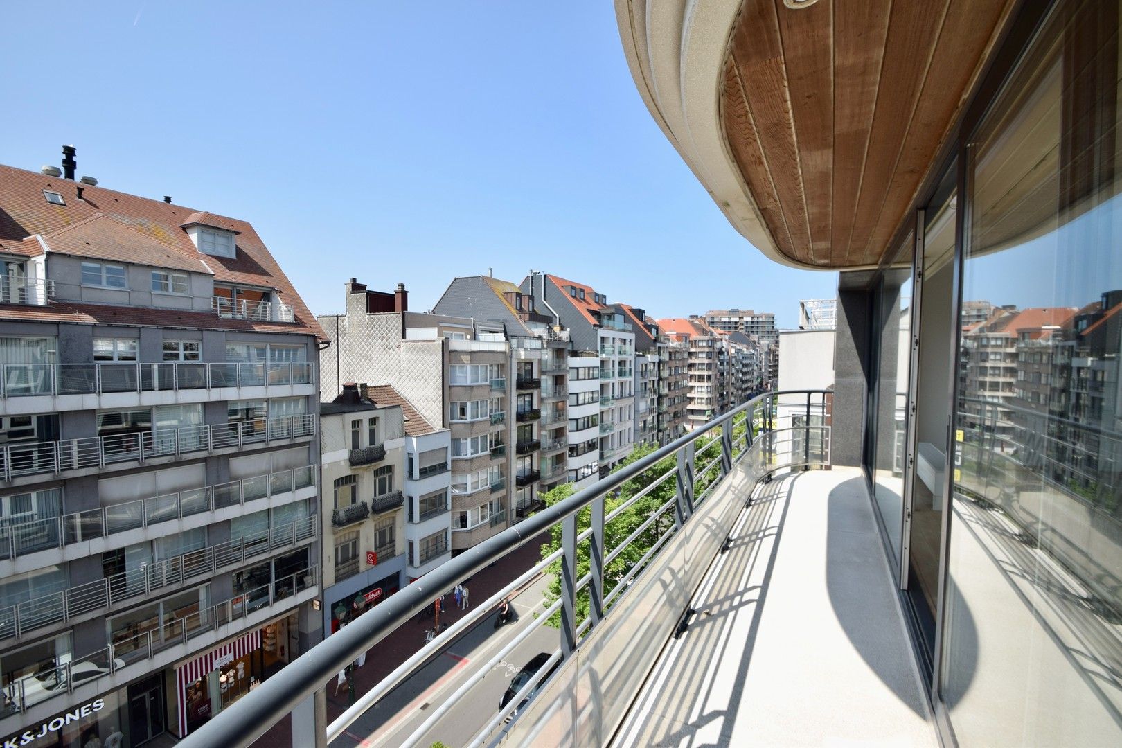 Zonnig appartement heel goed gelegen in het centrum van Knokke, vlakbij de winkels en de zee. foto {{pictureIndex}}