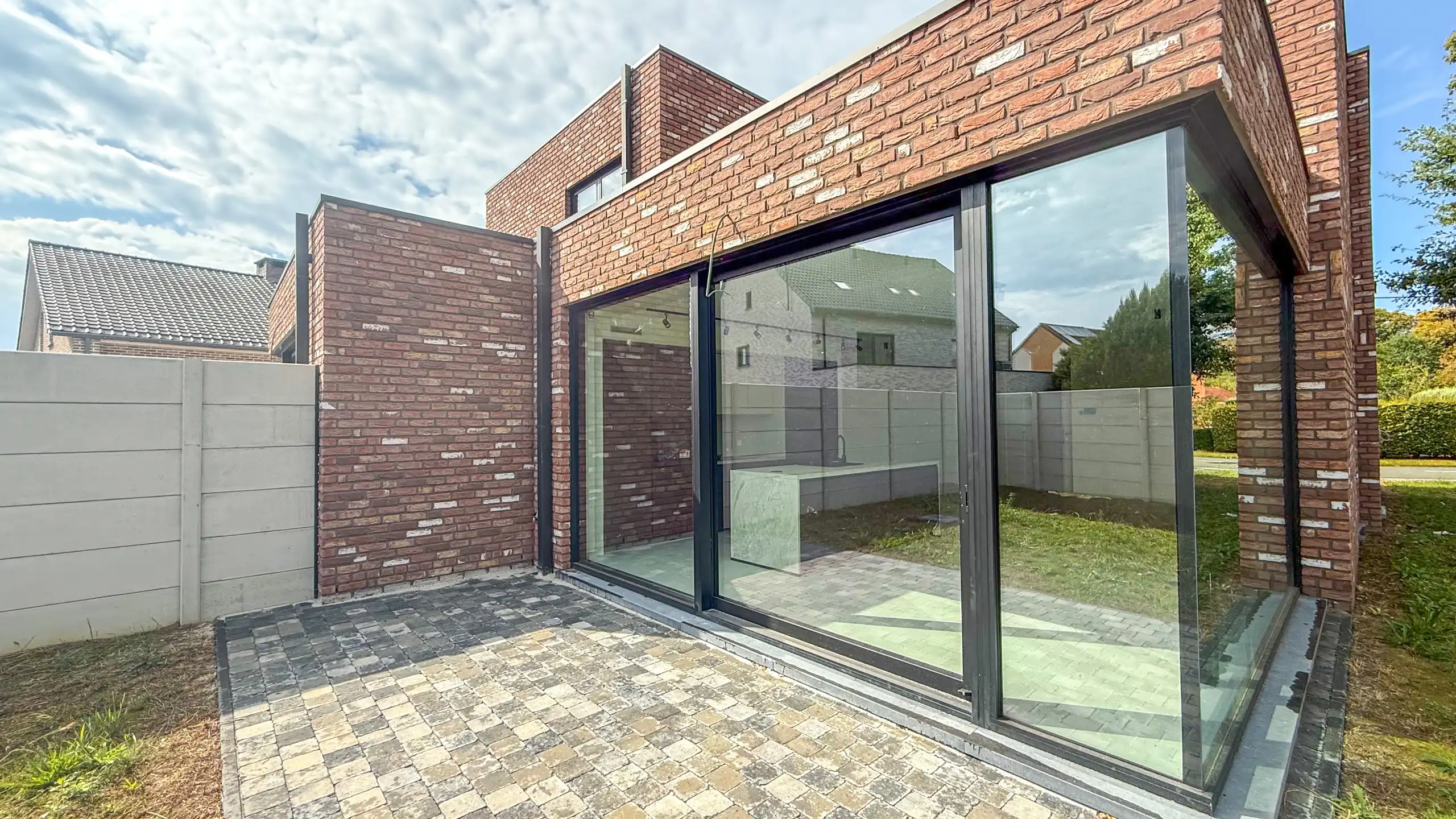 Kwalitatief afgewerkte nieuwbouwwoning op centrale ligging! foto 46