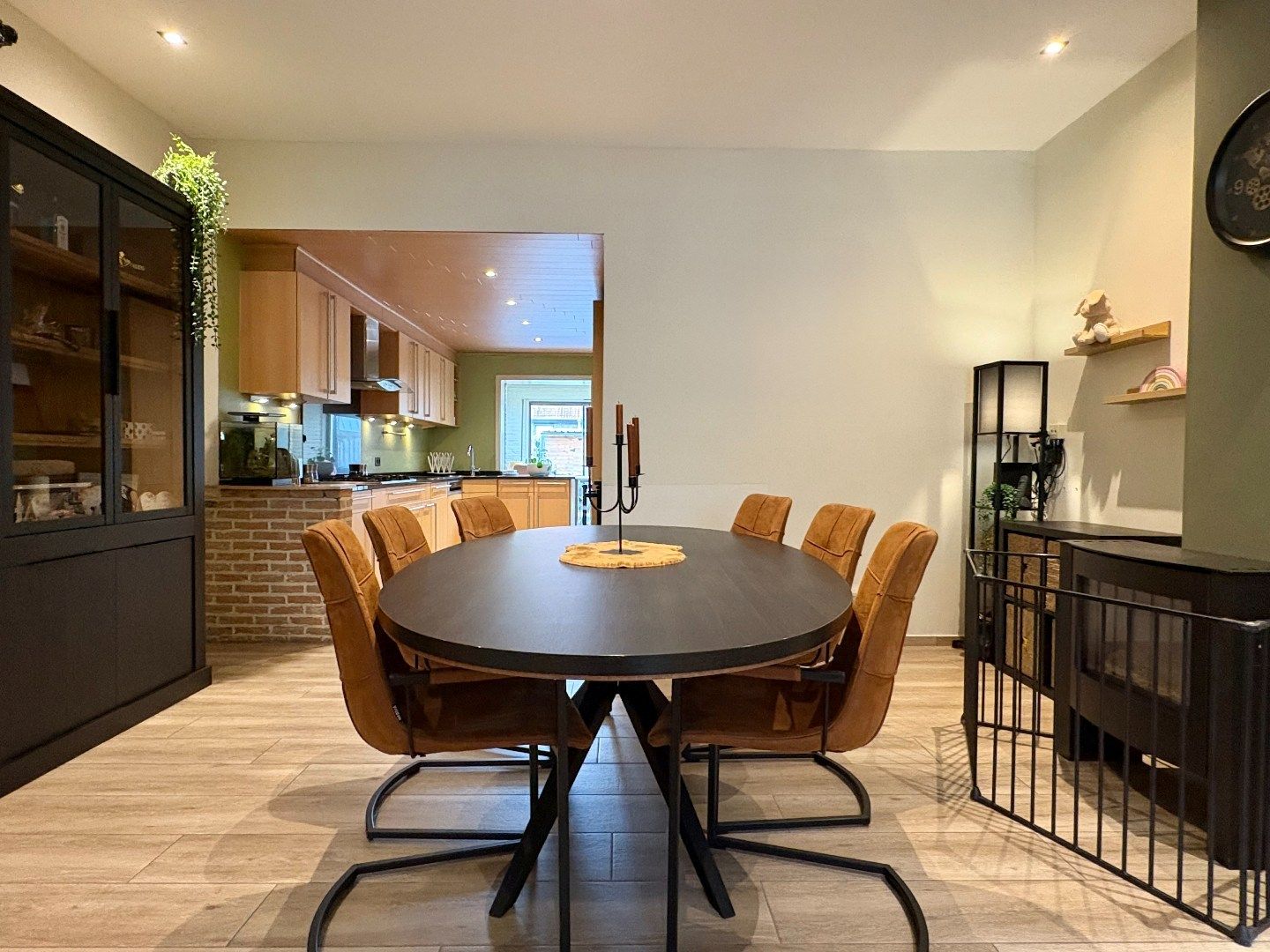 Starterswoning te koop in Roeselare met 2-3 slaapkamers en een ruime  vernieuwde leefruimte.  foto 2