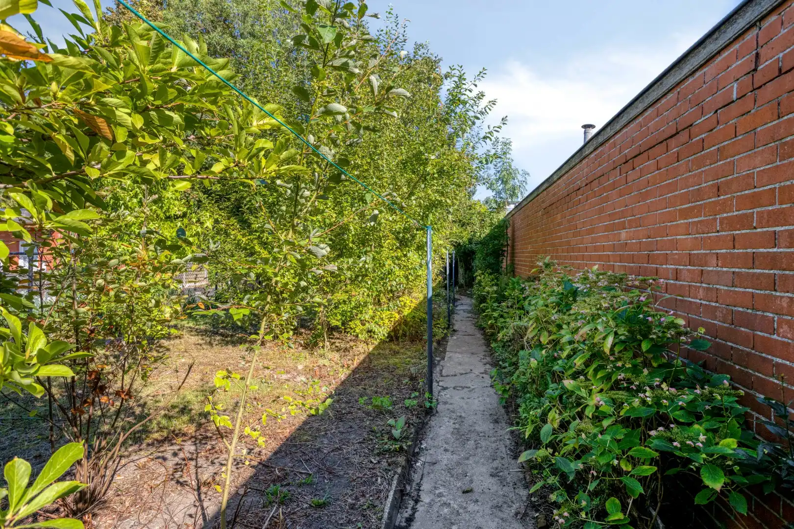 Karaktervolle te renoveren woning met diepe tuin in hartje Wevelgem foto 23