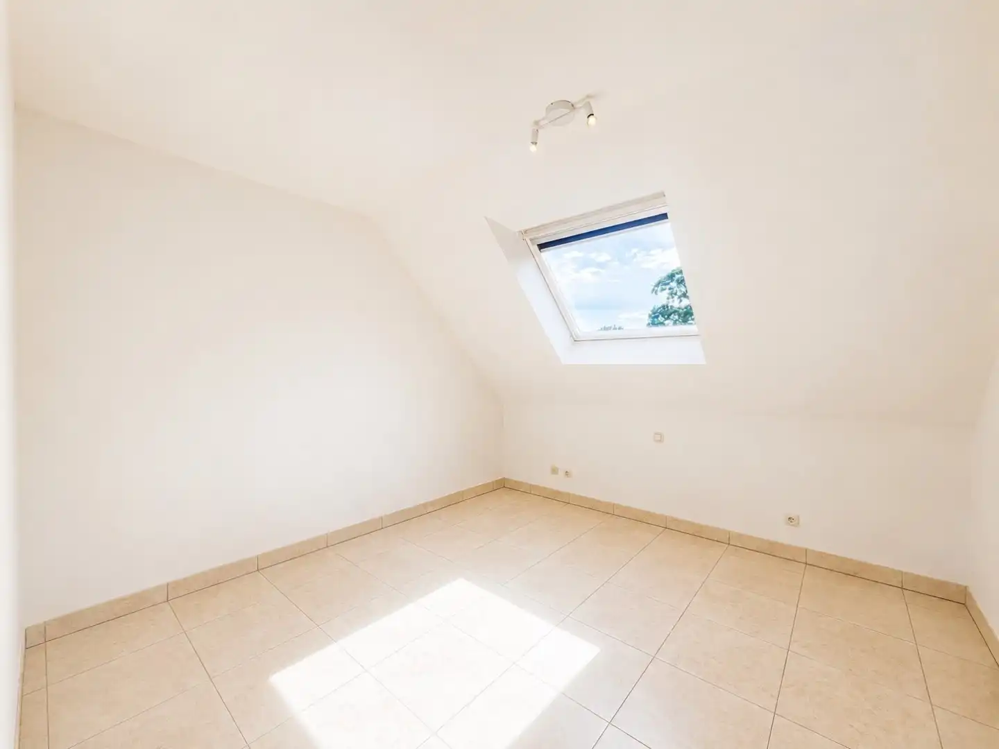 Opgefrist 2-slaapkamerappartement met 2 terrassen en garagebox in centrum Knesselare foto 10