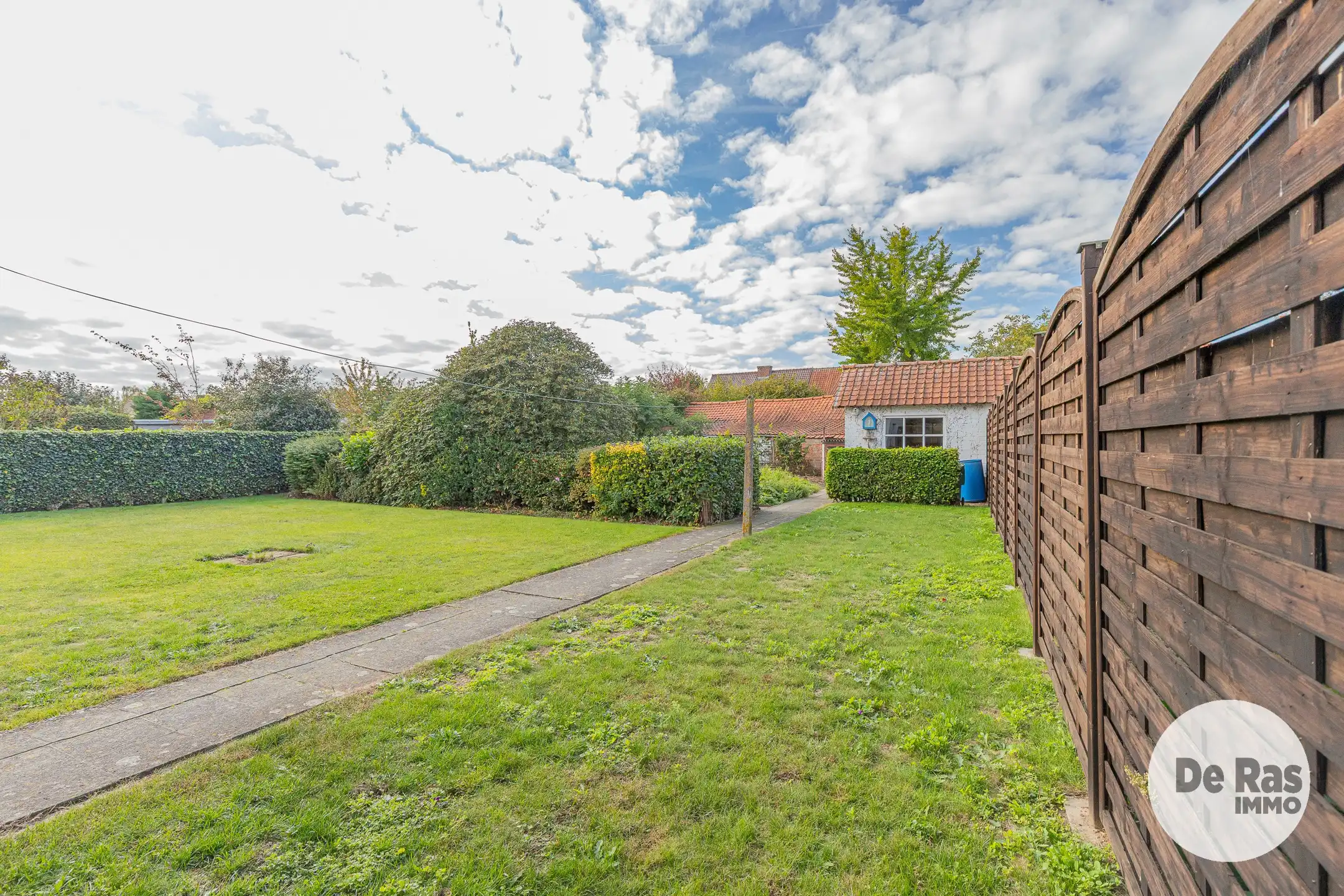 SCHELLEBELLE- Te renoveren woning in een rustige verkaveling foto 7