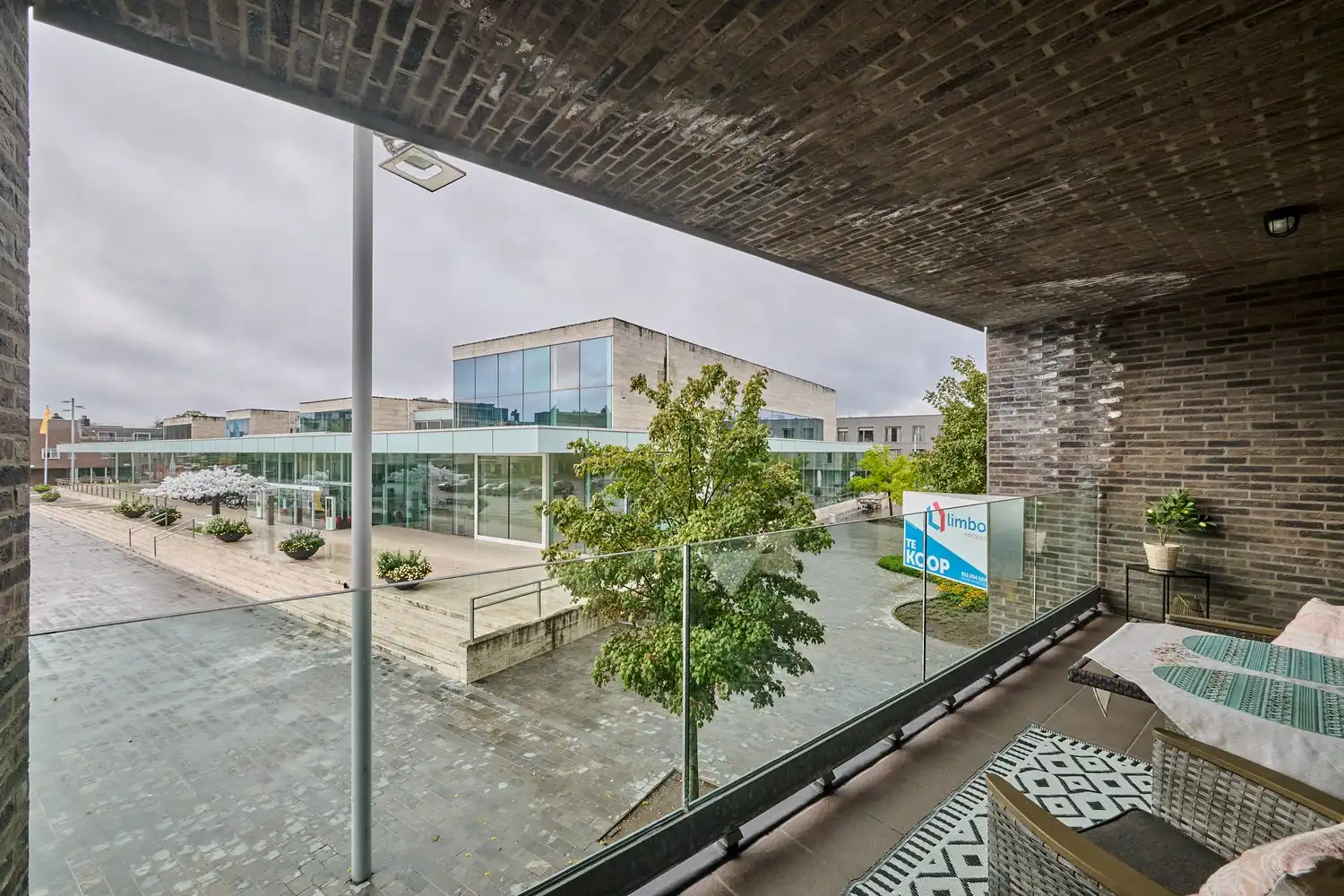 Senioren appartement gelegen op de eerste verdieping met zongericht terras en fijn uitzicht op het stadsplein foto 15