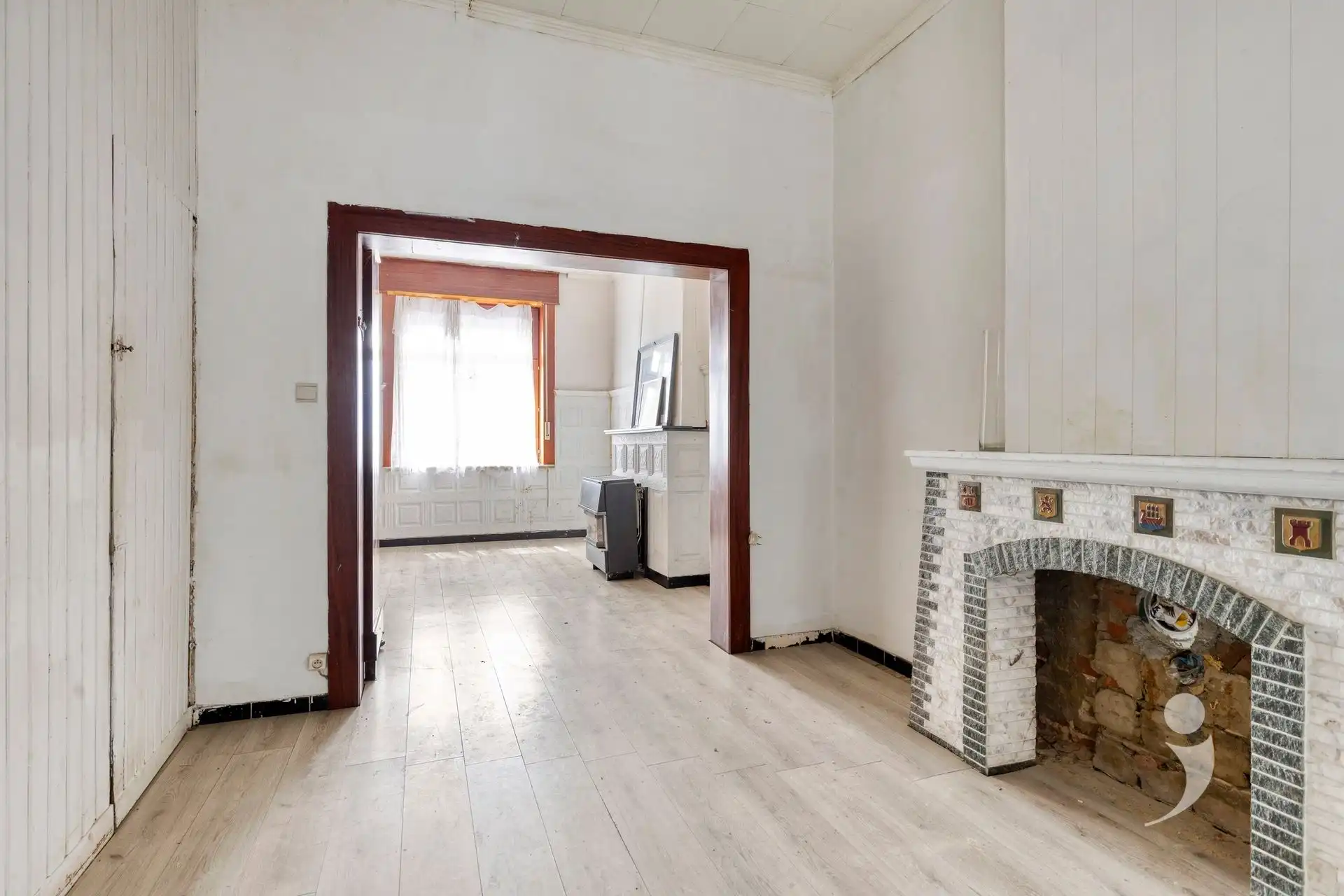 Ruime te renoveren woning met vergezicht foto 8