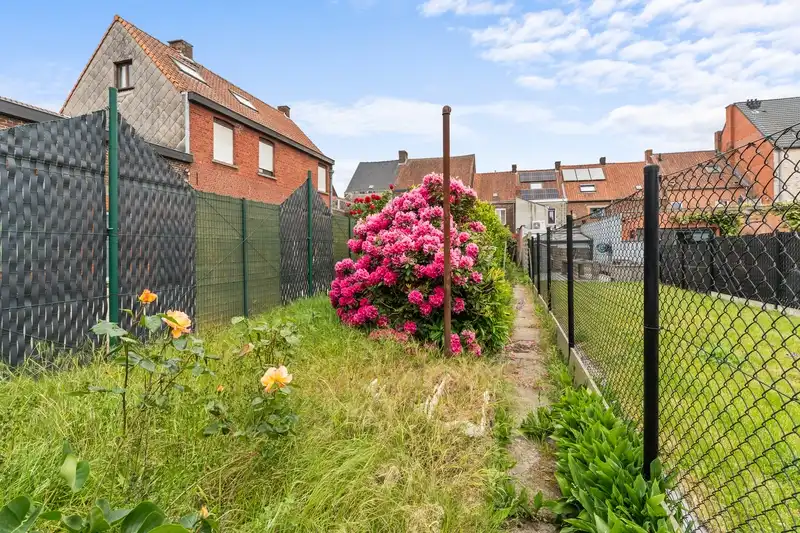 Roeselare-stadsrand.  Te renoveren ruime stevige rijwoning met 3-4 slaapkamers op een mooi perceel van 263m2.  Ideaal voor doe-het-zelver en renoveerder/investeerder. foto 8