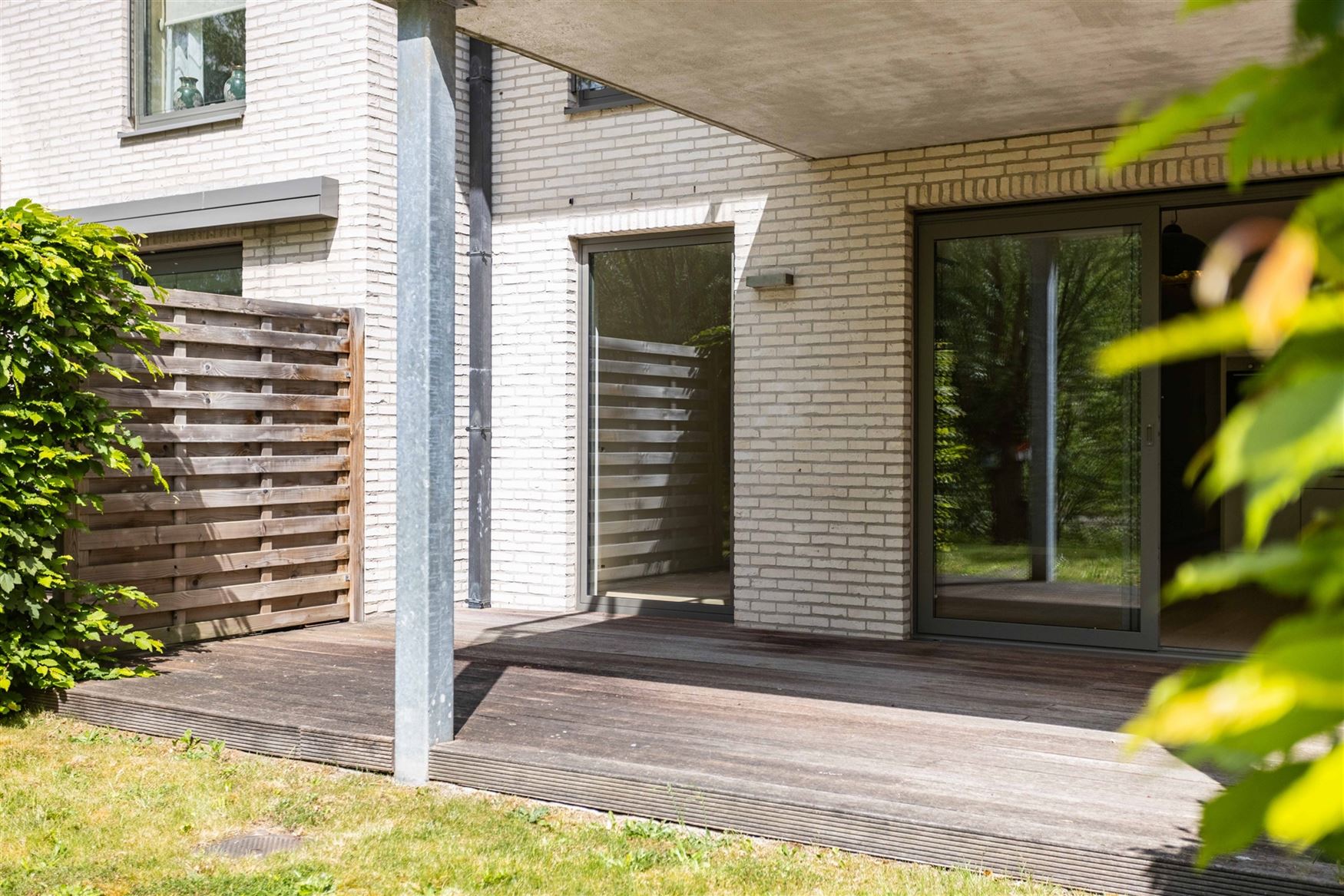 Instapklaar appartement met terras, tuin & autoplaats foto 8