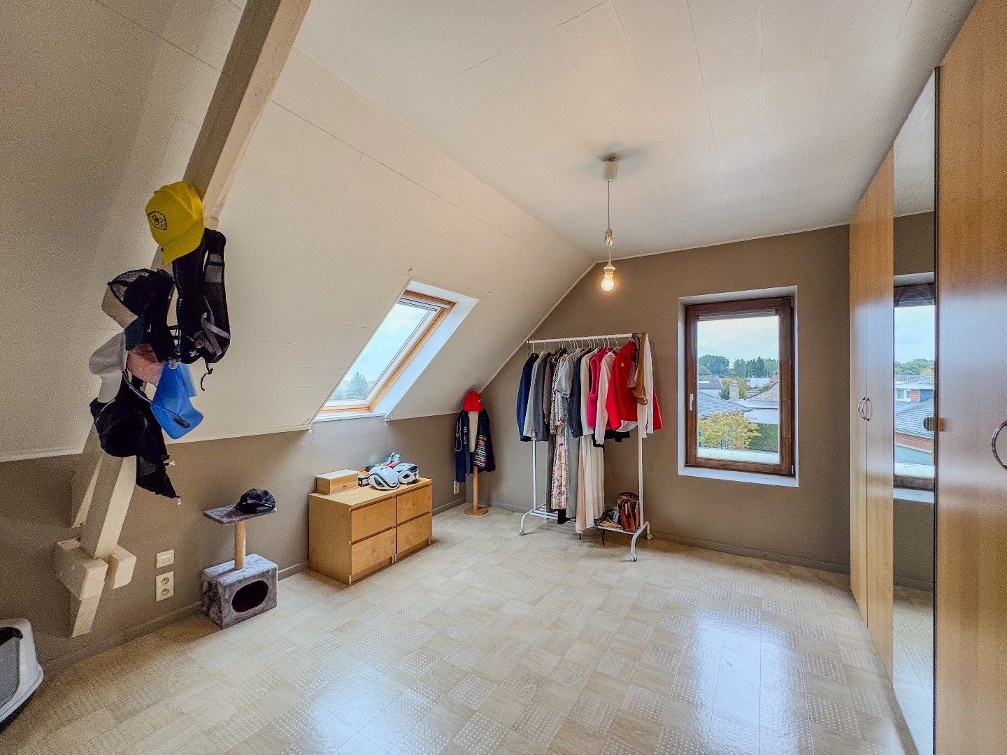 Prachtig gerenoveerde woning met 4 slaapkamers, dubbele carport en tuin. foto 17