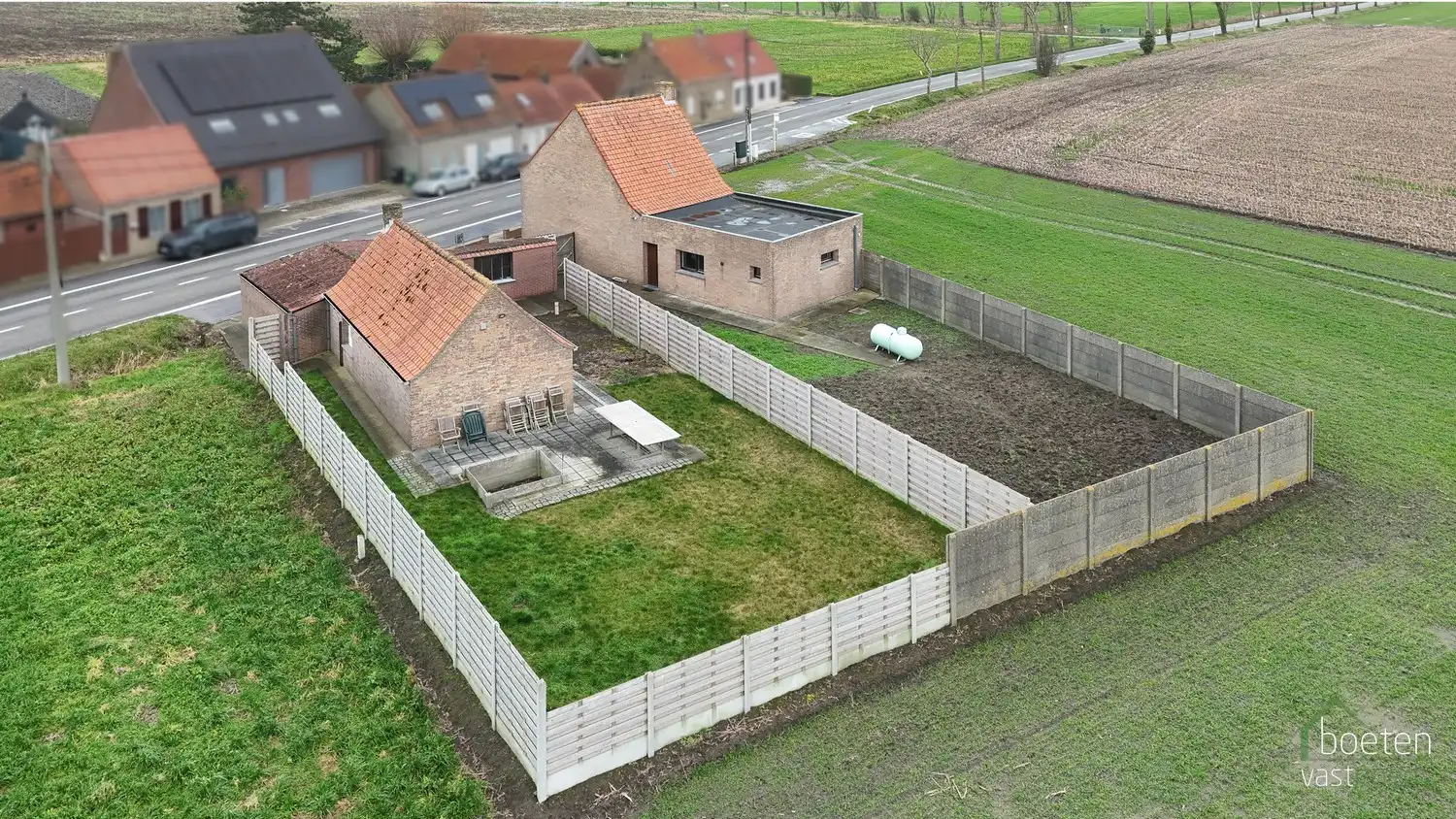 ALVERINGEM: Landhuis met conformiteitsattest, 2 (mog. 3) slaapkamers, interessant bijgebouw en dubbele garage met tuin op 795m² grondopp. foto 17